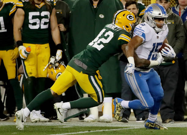 Lions RB Ameer Abdullah raises fist during national anthem at Lambeau