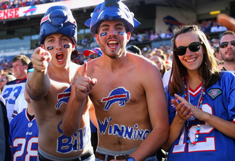 Stevie Johnson Surprises Fans at Famous Buffalo Pizzeria