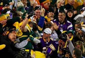 A Viking fan thinks the grounds crew watered the center of the field,  magically making only the Vikings players slip : r/GreenBayPackers