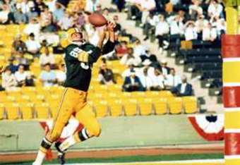 Max McGee (number 85) scores for the Green Bay Packers at the first Super  Bowl, Los Angeles, California, January 15, 1967 Stock Photo - Alamy