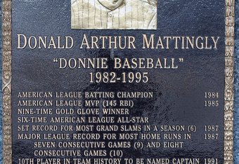 MLB - His glove was made of gold, now his plaque will be