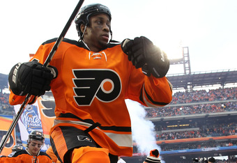 Wayne Simmonds shows off Philadelphia Flyers' Stadium Series jersey