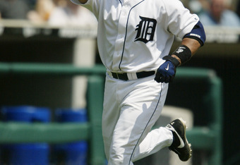 Pudge Rodriguez sticking with Tigers