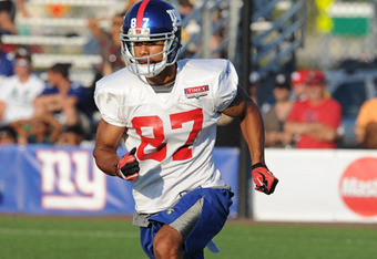 New York Giants wide receiver Hakeem Nicks (88) brakes a tackle