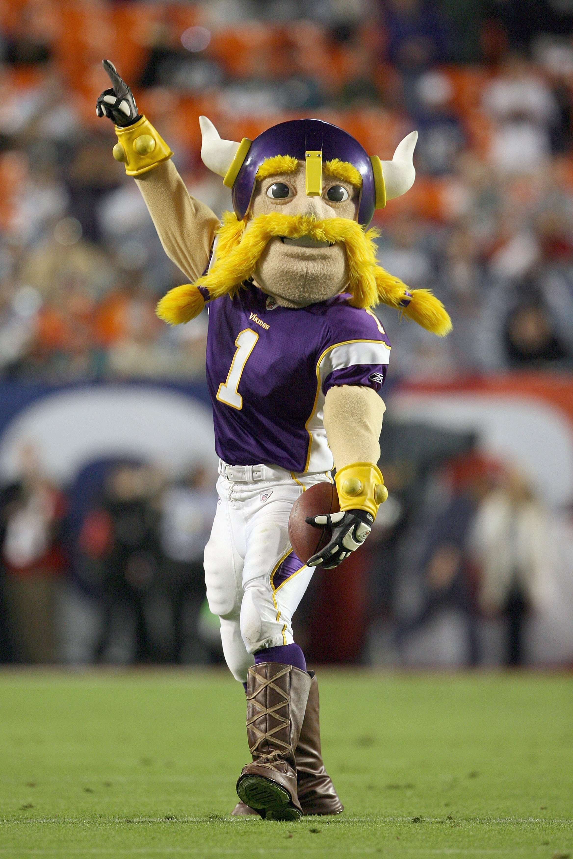 MINNEAPOLIS - OCTOBER 05: Center John Sullivan #65 and the Minnesota Vikings line up during the game against the Green Bay Packers on October 5, 2009 at Hubert H. Humphrey Metrodome in Minneapolis, Minnesota. (Photo by Jamie Squire/Getty Images)
