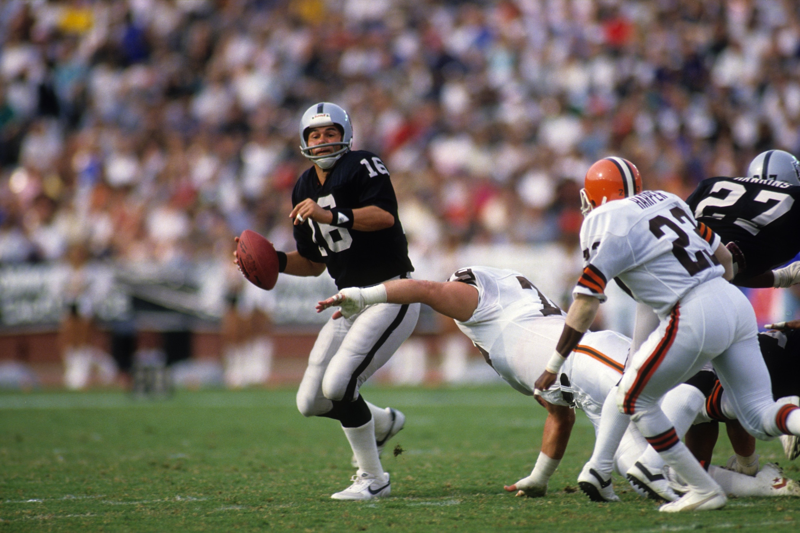 LOS ANGELES - NOVEMBER 16:  Quarterback Jim Plunkett #16 of the Los Angeles Raiders drops back to pass during the game against the Cleveland Browns at the Los Angeles Memorial Coliseum on November 16, 1986 in Los Angeles, California. The Raiders won 27-14