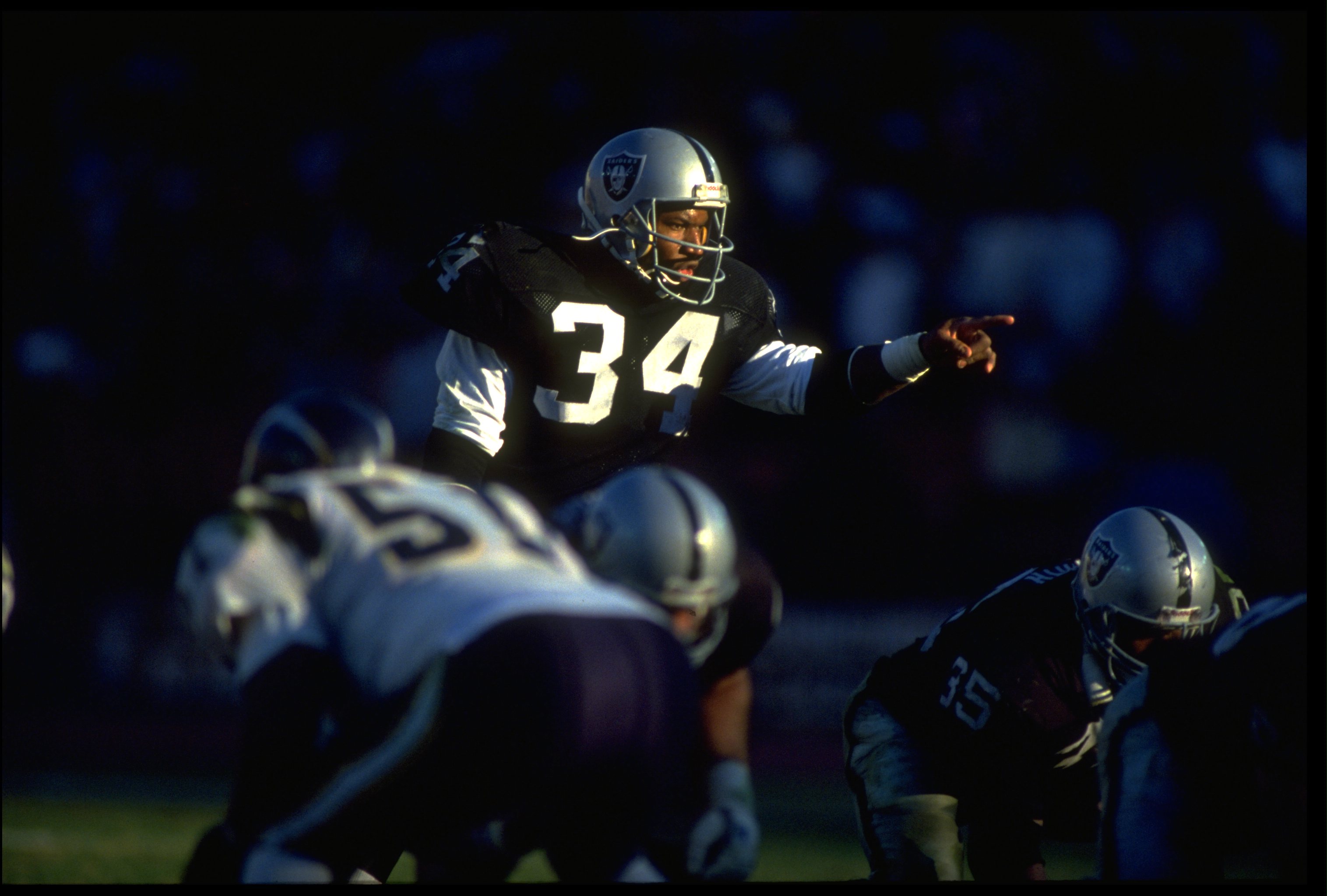 30 DEC 1990:  LOS ANGELES RAIDERS RUNNING BACK BO JACKSON POINTS OUT THE SAN DIEGO CHARGERS DEFENSE DURING THE RAIDERS 17-12 AT THE LOS ANGELES MEMORIAL COLISEUM IN LOS ANGELES, CALIFORNIA.