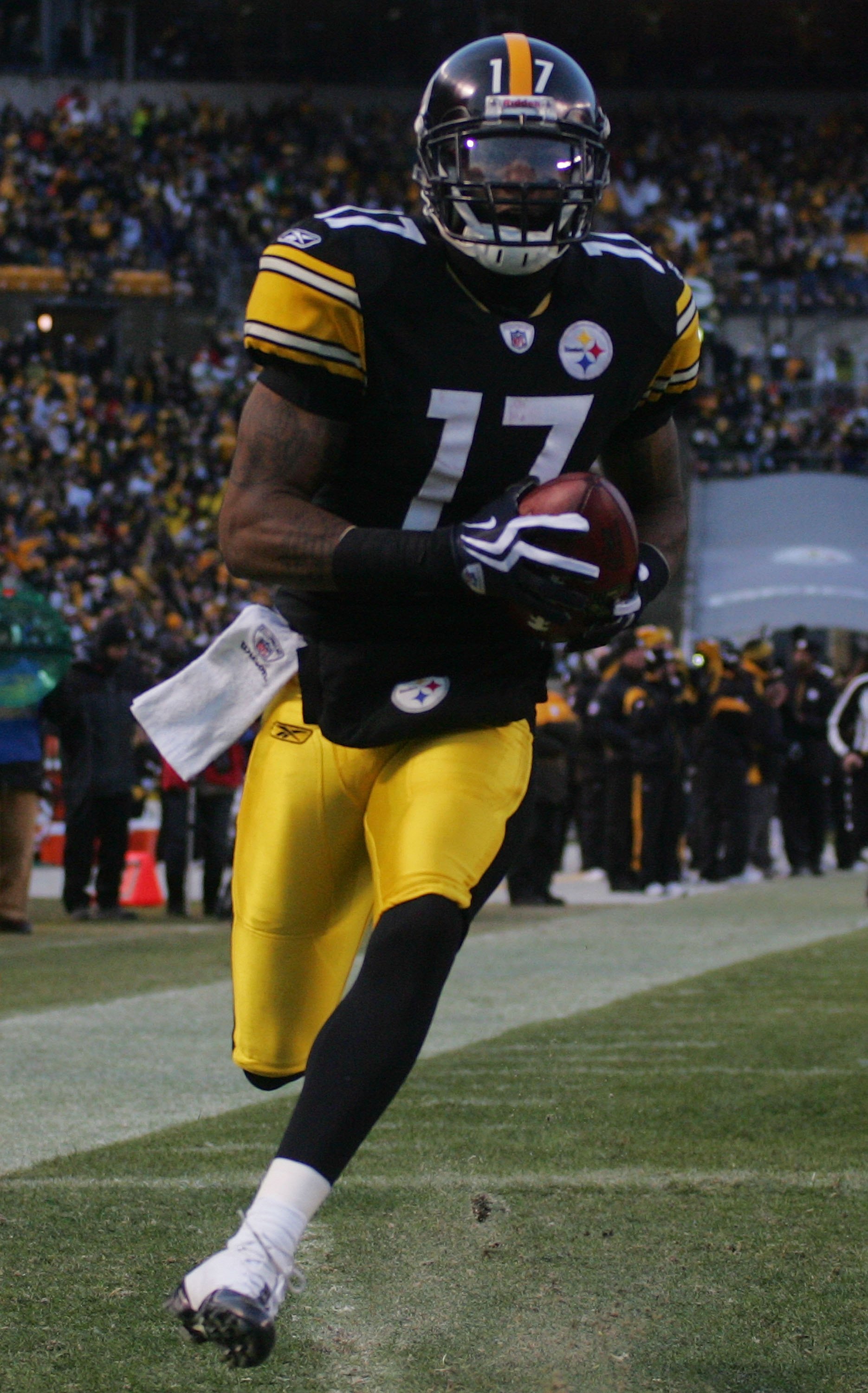 PITTSBURGH - DECEMBER 20:  Mike Wallace #17 of the Pittsburgh Steelers runs in for a touchdown in the first quarter against the Green Bay Packers during the game on December 20, 2009 at Heinz Field in Pittsburgh, Pennsylvania.  (Photo by Jared Wickerham/G