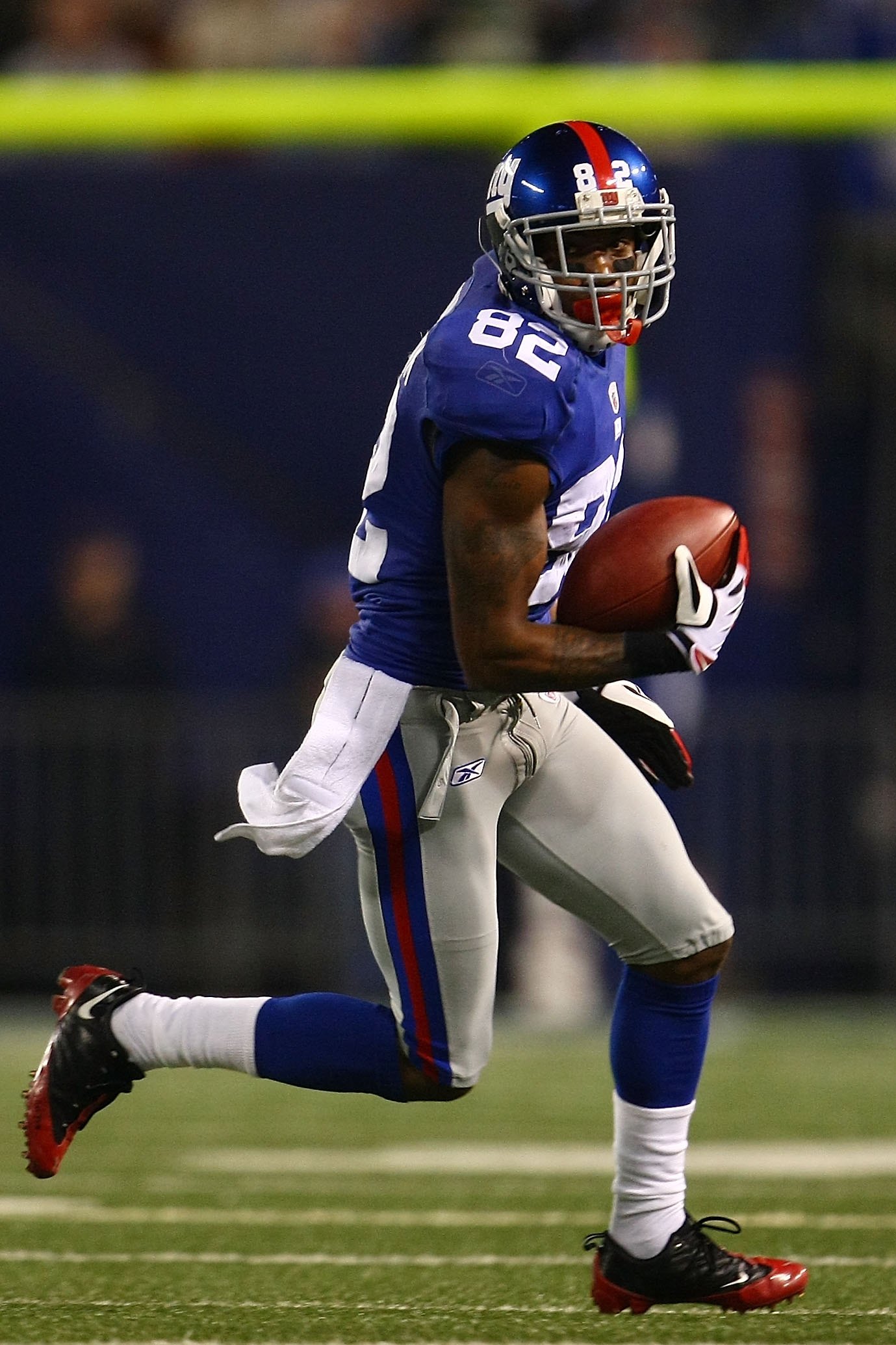 EAST RUTHERFORD, NJ - NOVEMBER 08:  Mario Manningham #82 of the New York Giants makes a break against the San Diego Chargers on November 8, 2009 at Giants Stadium in East Rutherford, New Jersey.  (Photo by Chris McGrath/Getty Images)