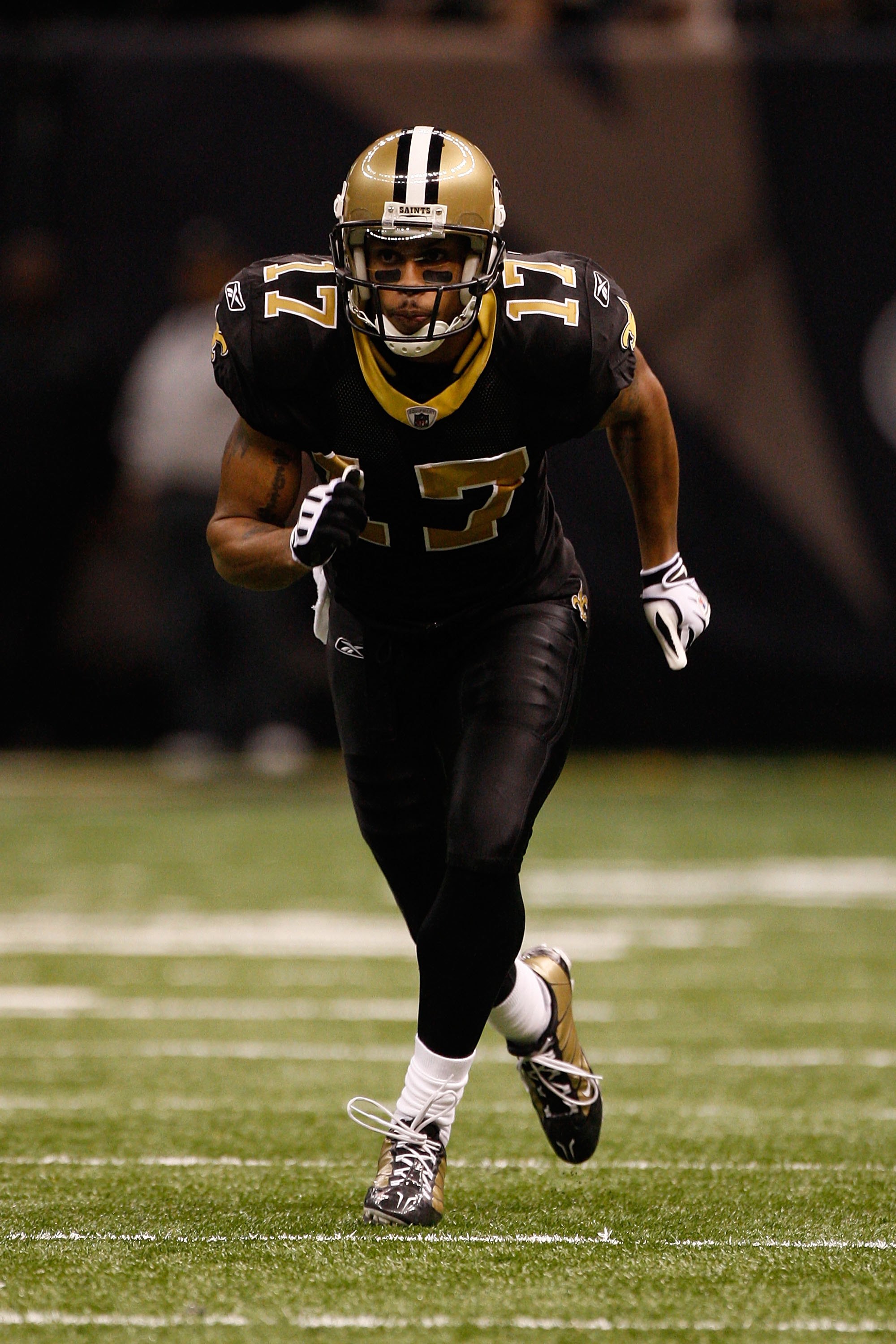 NEW ORLEANS - DECEMBER 27:  Robert Meachem #17 of the New Orleans Saints takes off during the game against the Tampa Bay Buccaneers at the Louisiana Superdome on December 27, 2009 in New Orleans, Louisiana.  (Photo by Chris Graythen/Getty Images)