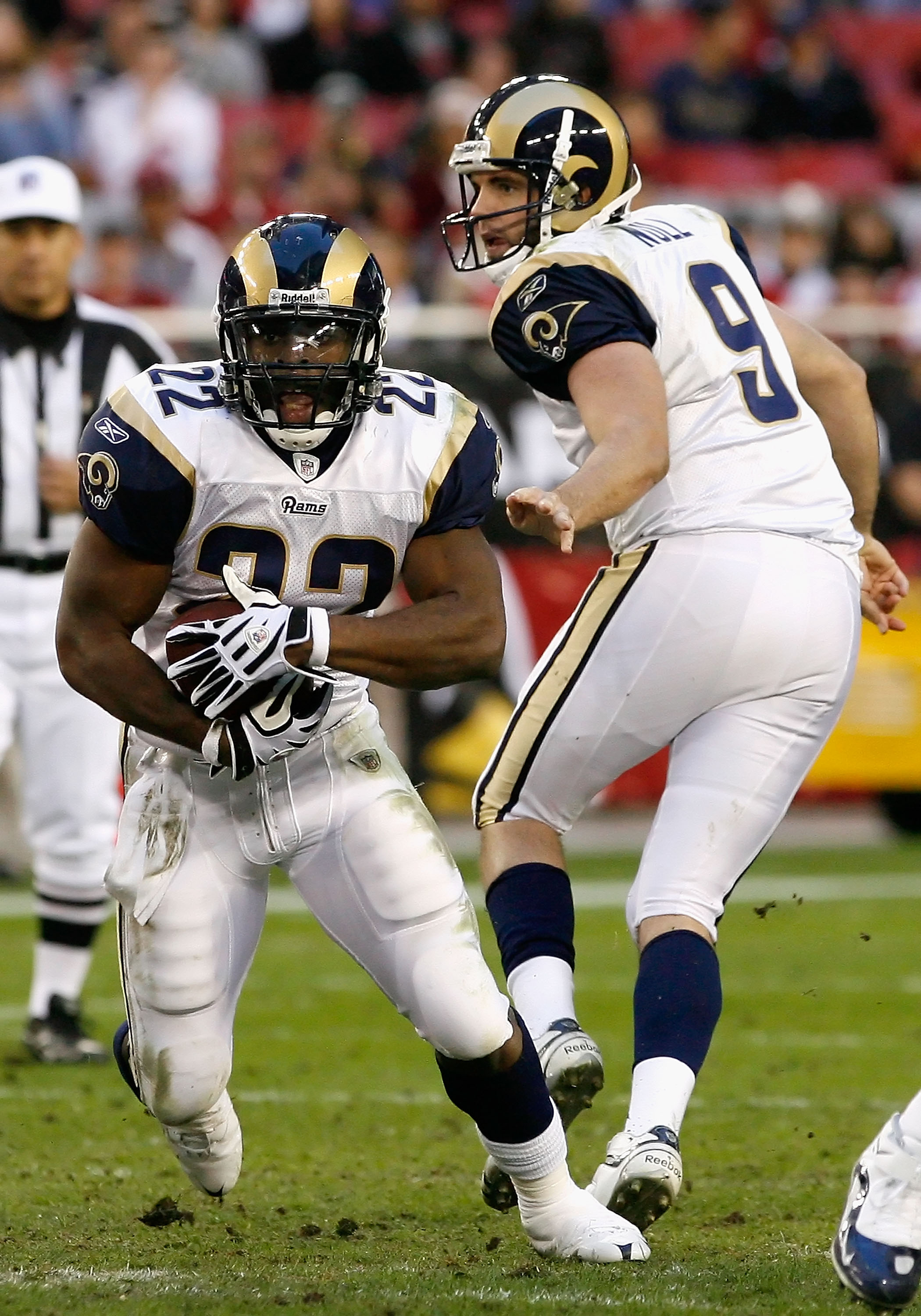 GLENDALE, AZ - DECEMBER 27:  Runningback Chris Ogbonnaya #22 of the St. Louis Rams rushes the ball against the Arizona Cardinals during the third quarter of the NFL game at the Universtity of Phoenix Stadium on December 27, 2009 in Glendale, Arizona. The 
