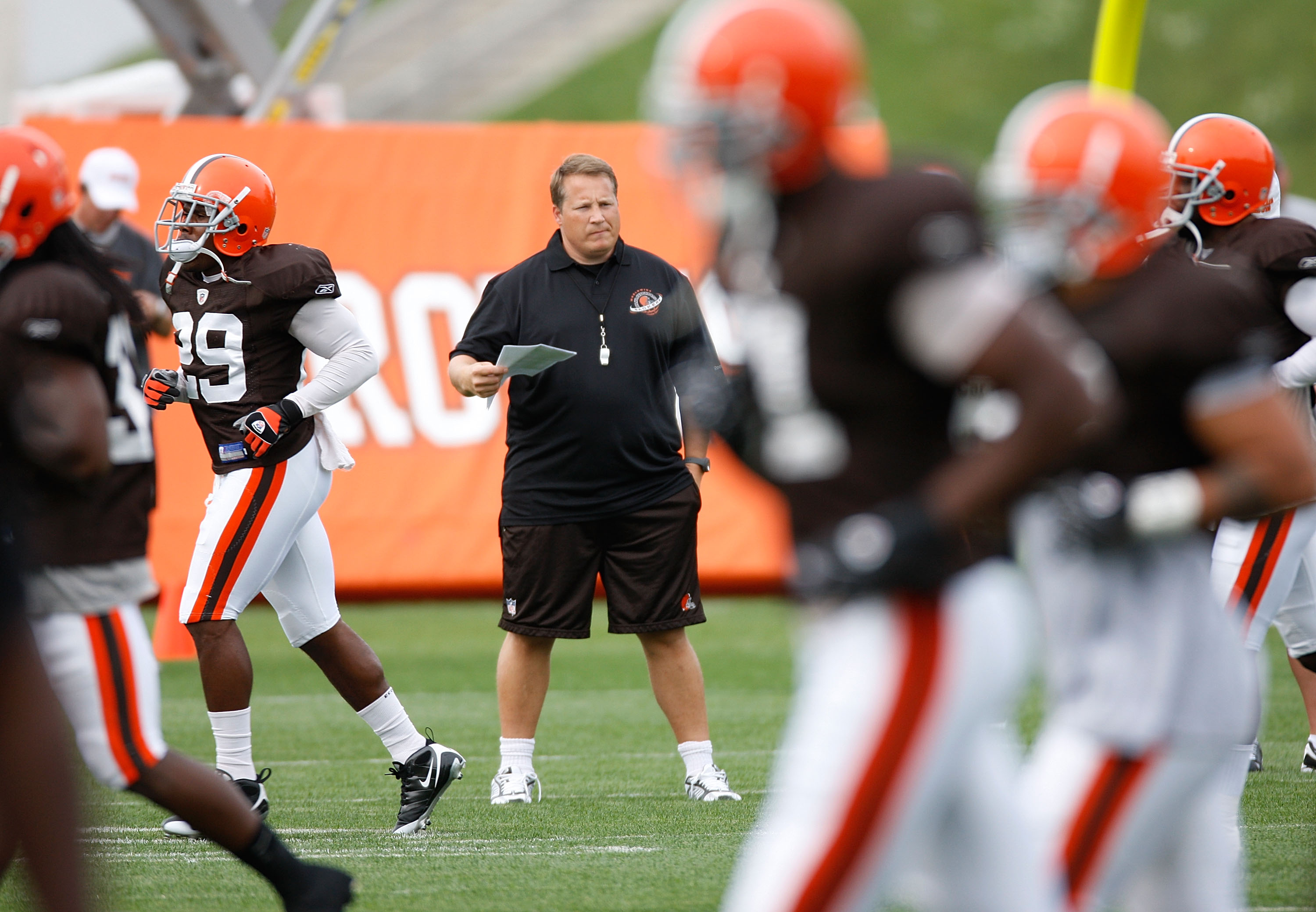 Cleveland Browns running back Jamal Lewis warms up prior to a game