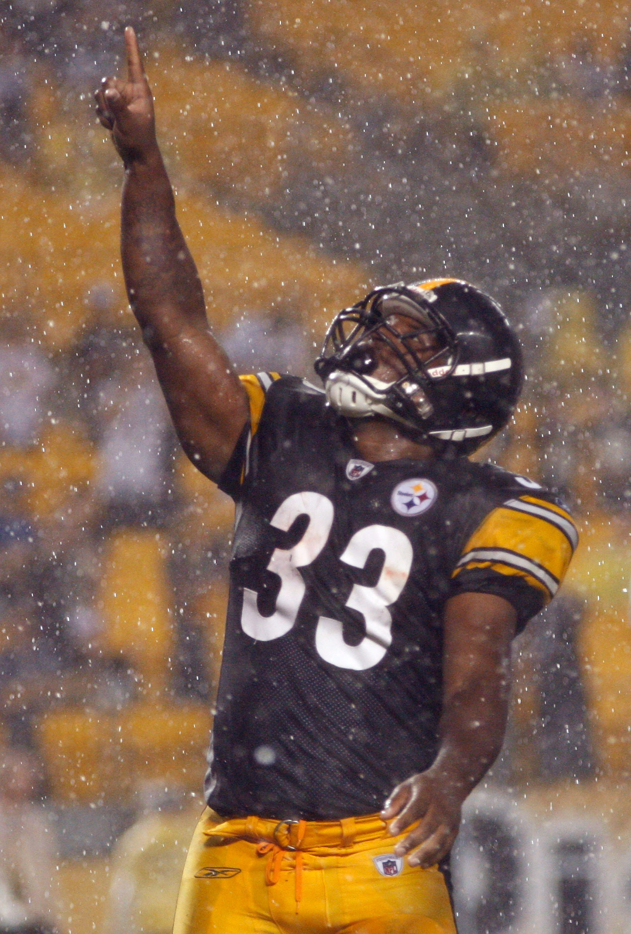 Pittsburgh Steelers running back Isaac Redman (33) is tackled by