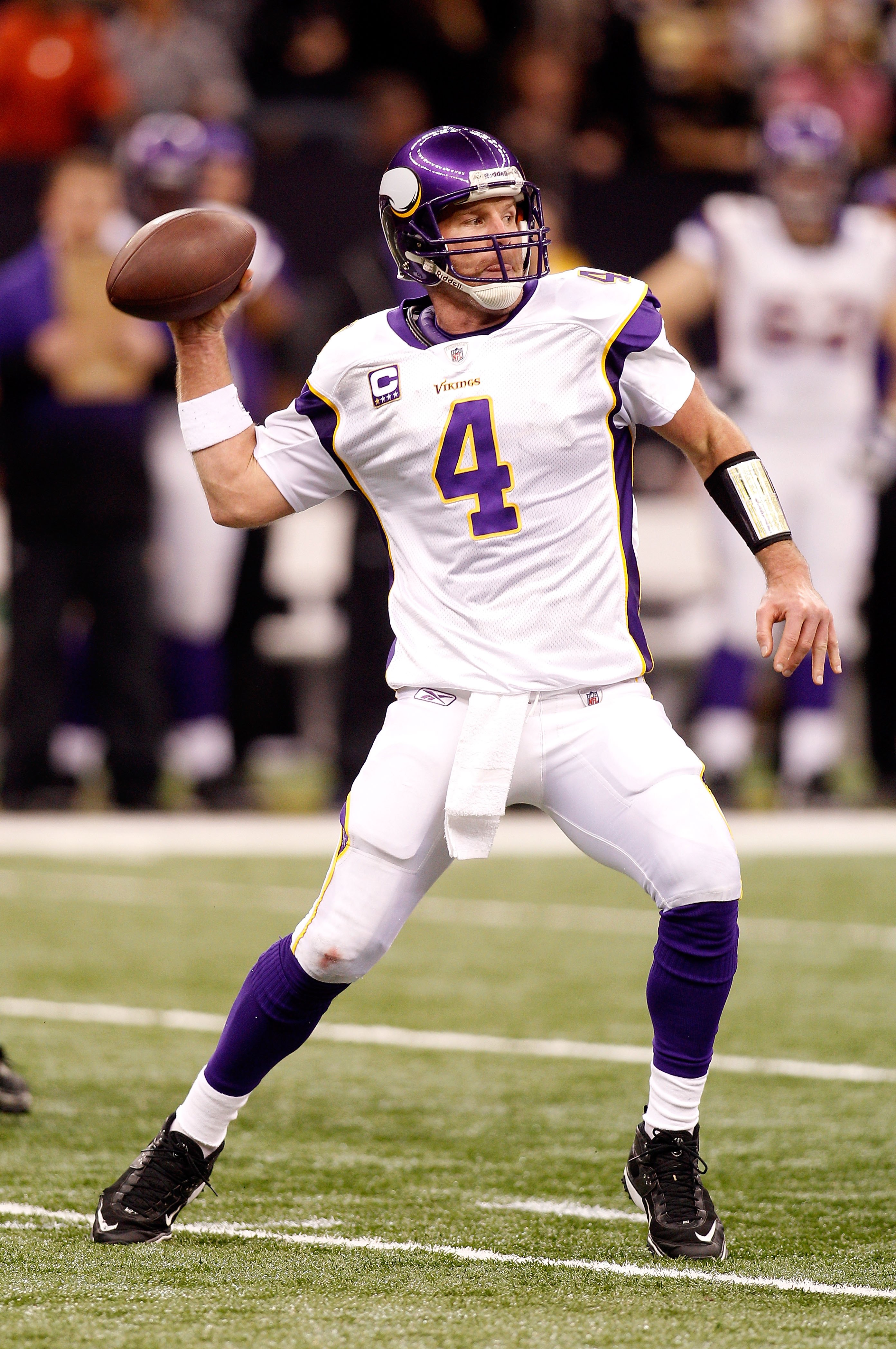 NFL: Favre feels at home in the Superdome