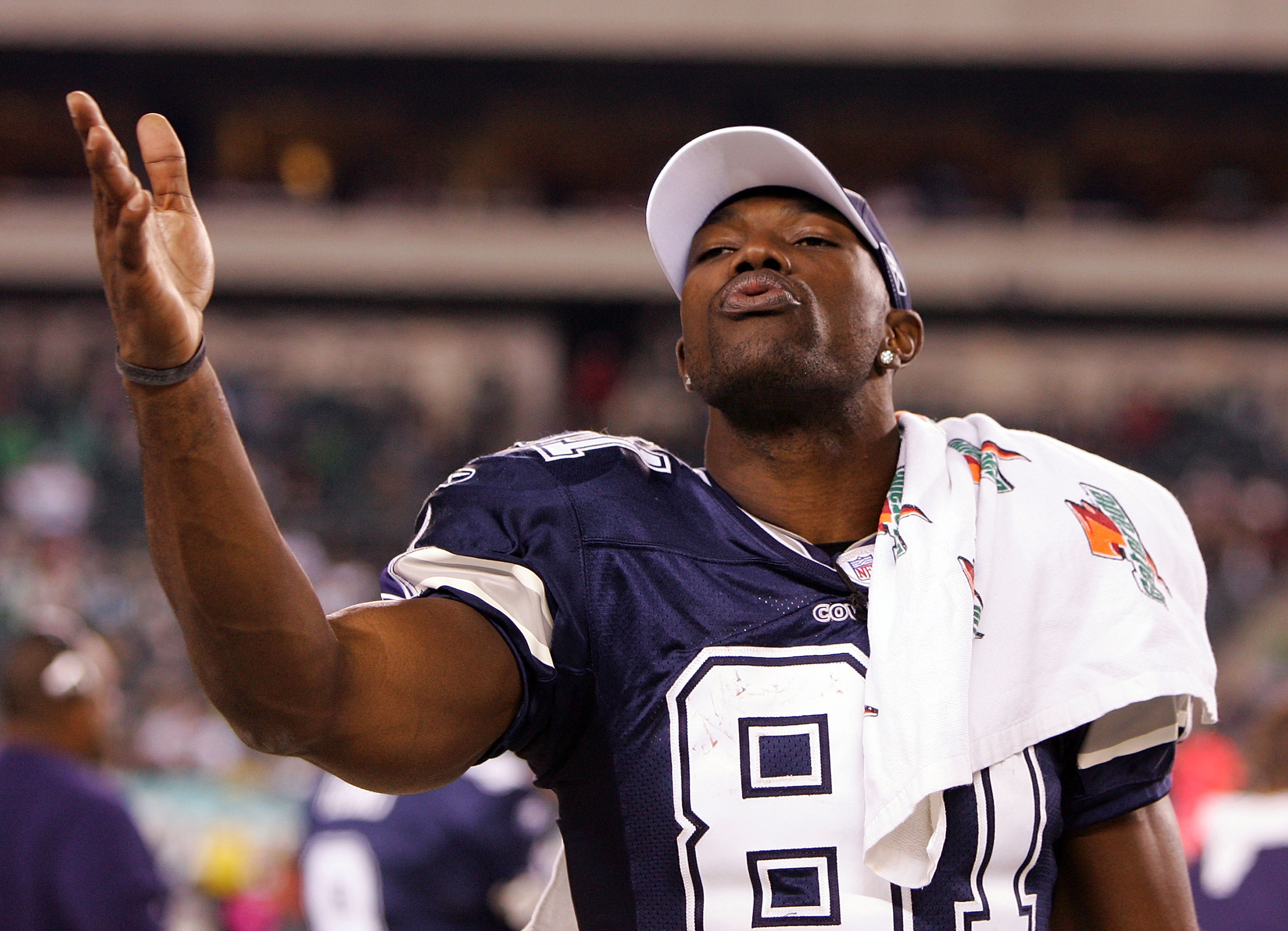 PHILADELPHIA - NOVEMBER 04:  Terrell Owens #81 of the Dallas Cowboys blows a kiss to heckling fans of the Philadelphia Eagles late in their game on November 4, 2007 at Lincoln Financial Field in Philadelphia, Pennsylvania.  (Photo by Jim McIsaac/Getty Ima