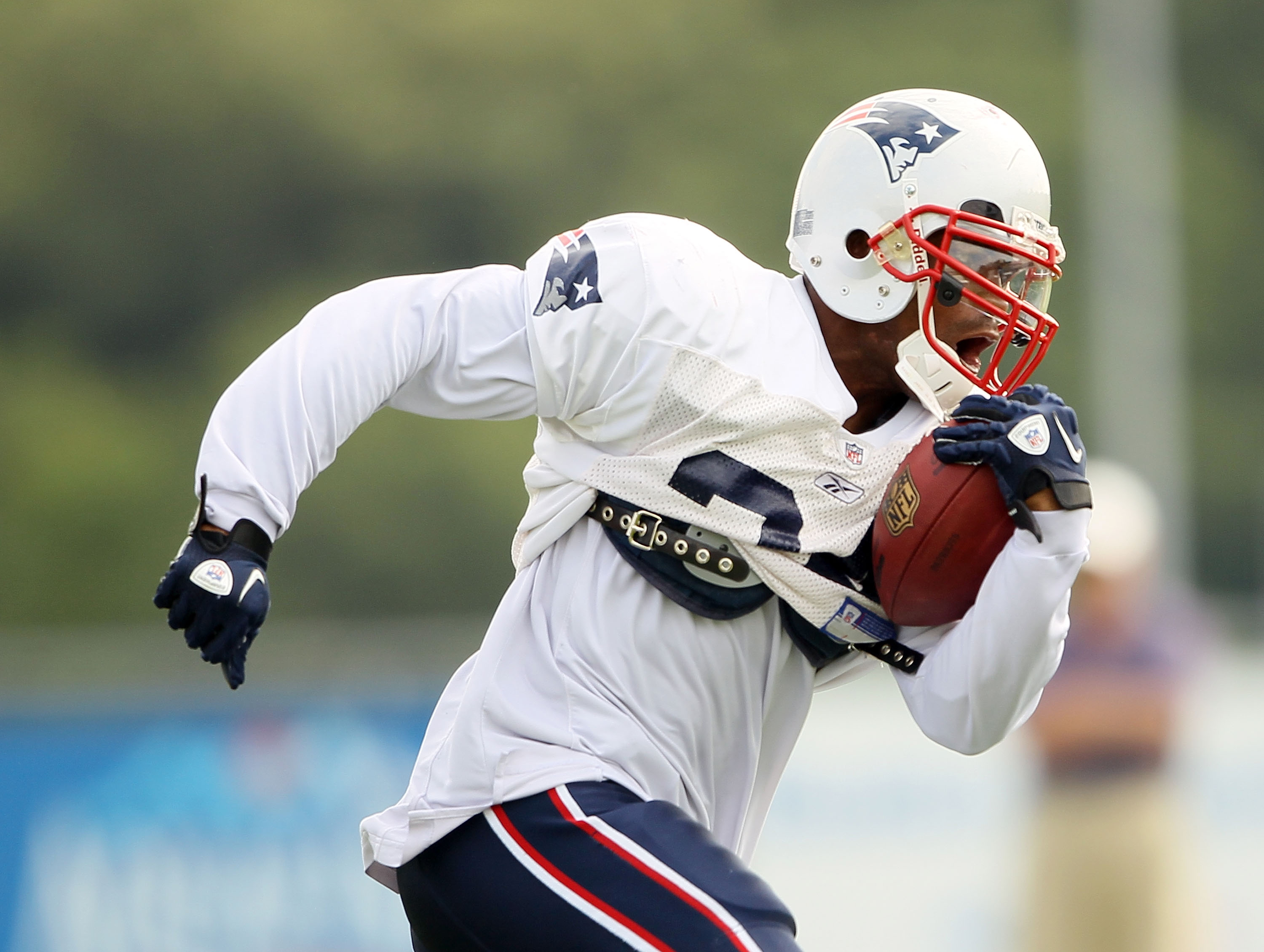 New England Patriot running back Kevin Faulk takes the ball from News  Photo - Getty Images