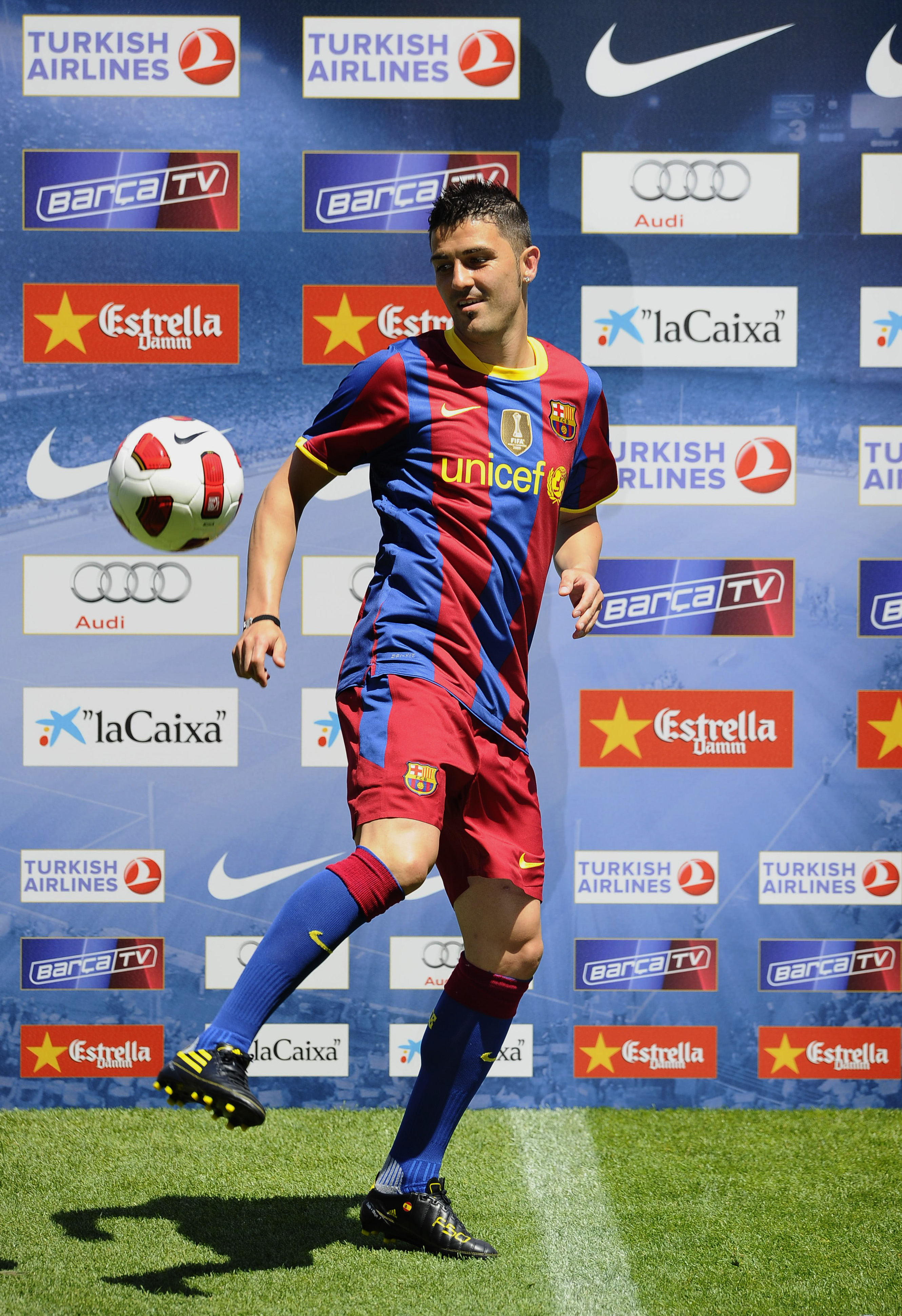 BARCELONA, SPAIN - MAY 21:  Barcelona's new signing David Villa juggles the ball as he poses for the cameras during his presentation at the Camp Nou stadium on May 21, 2010 in Barcelona, Spain.  (Photo by Siu Pong Wu Lau/Getty Images)