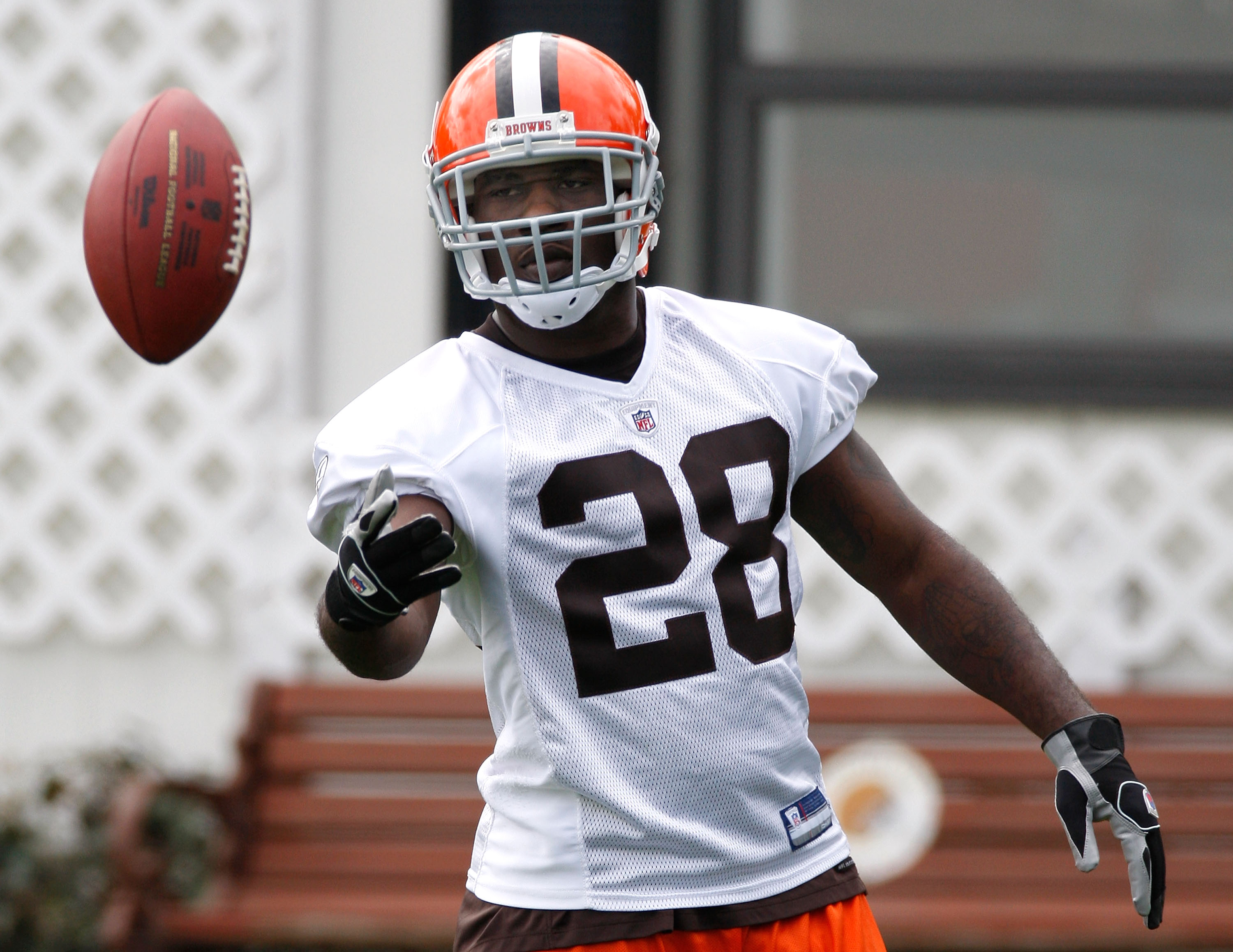 Cleveland Browns linebacker Kaluka Maiava signs a shirt at the Cleveland  Browns NFL football training camp Sunday, Aug. 2, 2009, in Berea, Ohio. (AP  Photo/Tony Dejak Stock Photo - Alamy