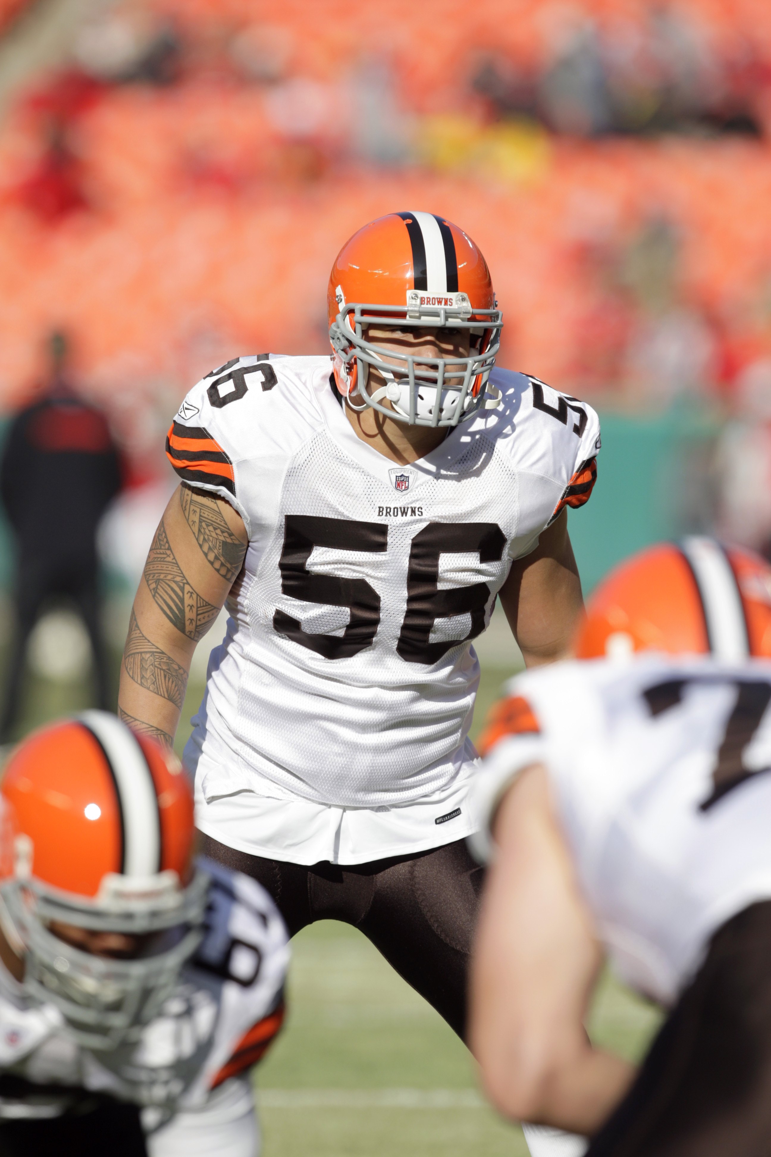 Cleveland Browns linebacker Kaluka Maiava signs a shirt at the Cleveland  Browns NFL football training camp Sunday, Aug. 2, 2009, in Berea, Ohio. (AP  Photo/Tony Dejak Stock Photo - Alamy