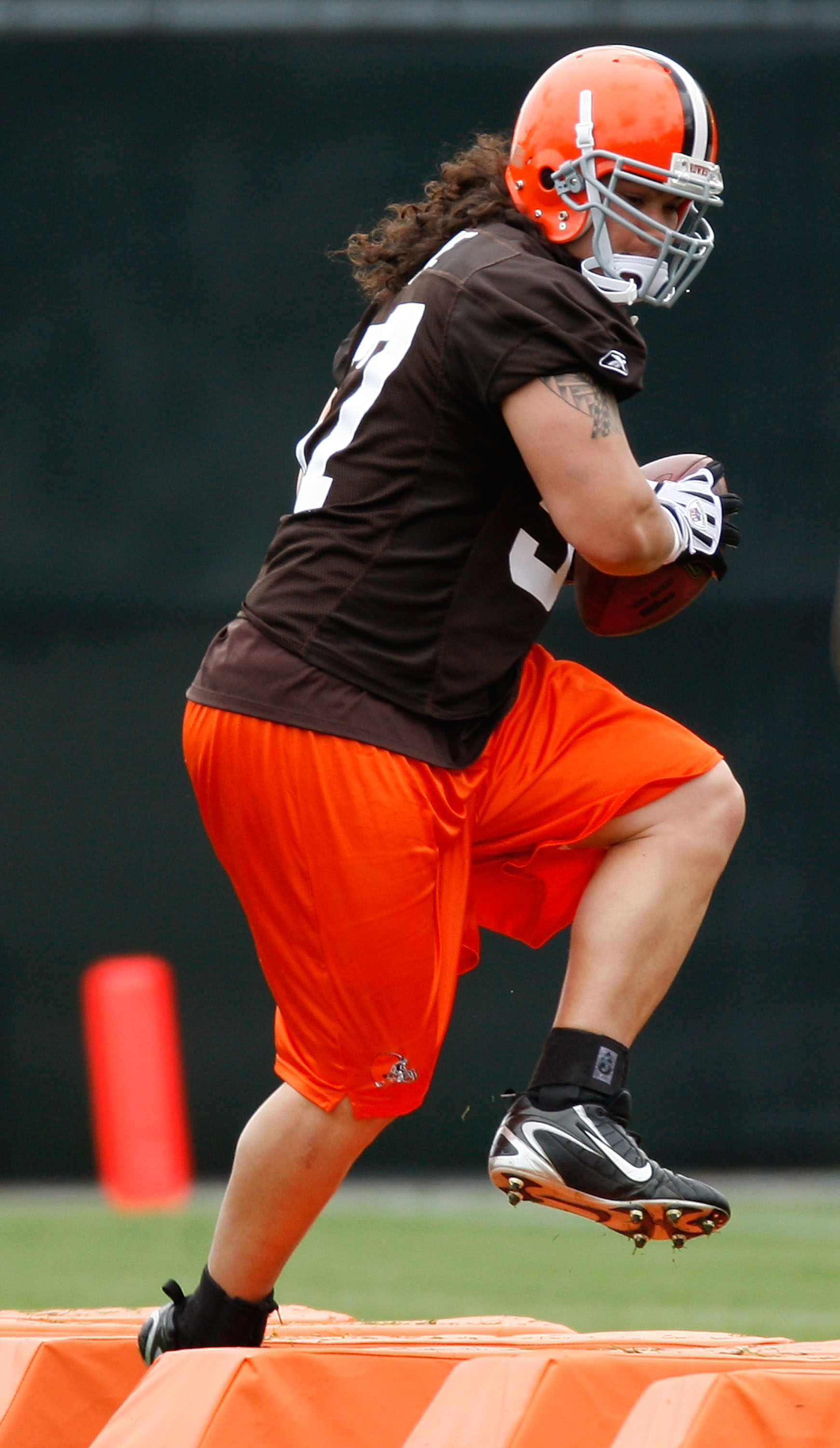 Cleveland Browns linebacker Kaluka Maiava signs a shirt at the Cleveland  Browns NFL football training camp Sunday, Aug. 2, 2009, in Berea, Ohio. (AP  Photo/Tony Dejak Stock Photo - Alamy