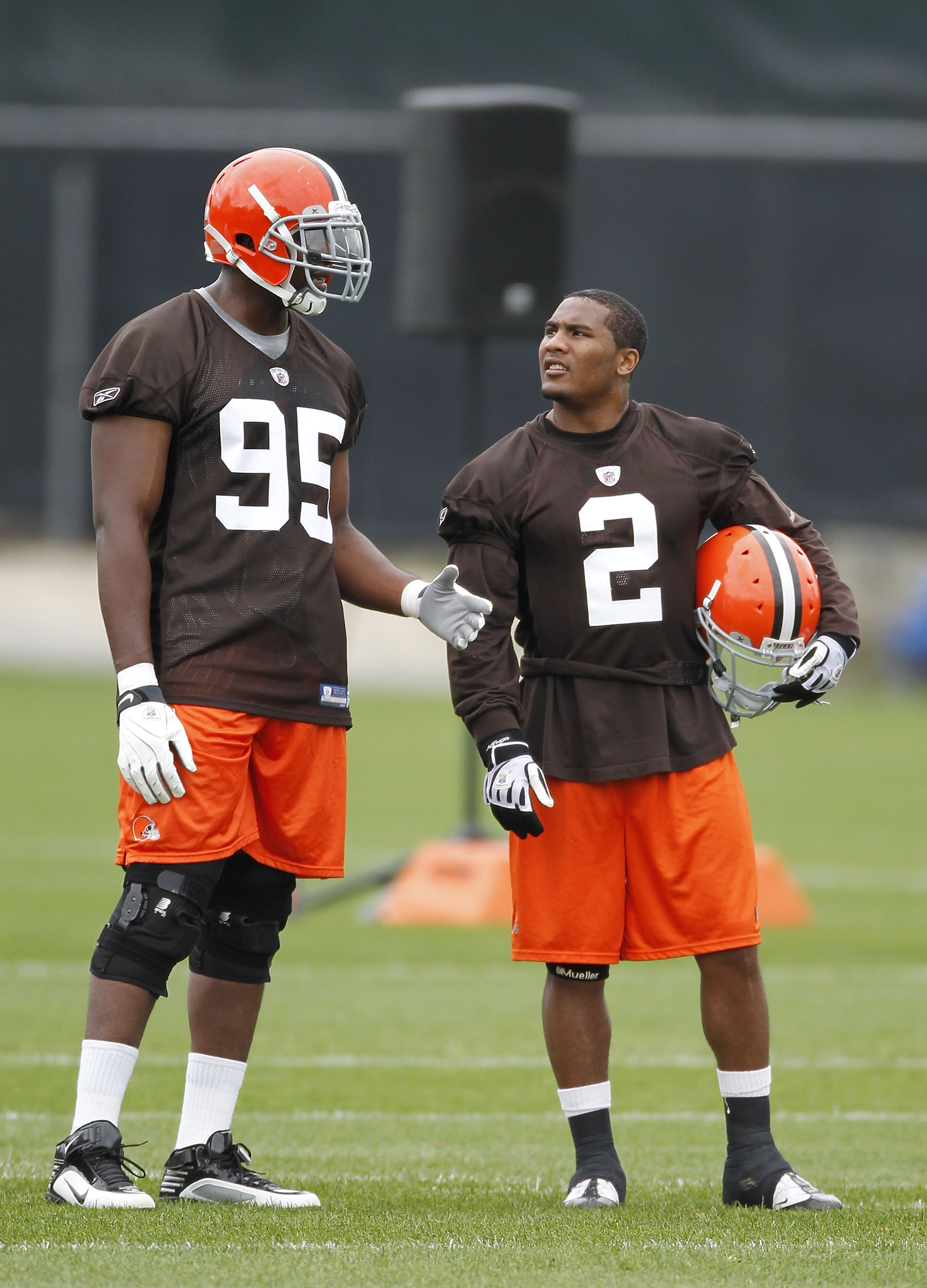 Cleveland Browns linebacker Kaluka Maiava signs a shirt at the Cleveland  Browns NFL football training camp Sunday, Aug. 2, 2009, in Berea, Ohio. (AP  Photo/Tony Dejak Stock Photo - Alamy