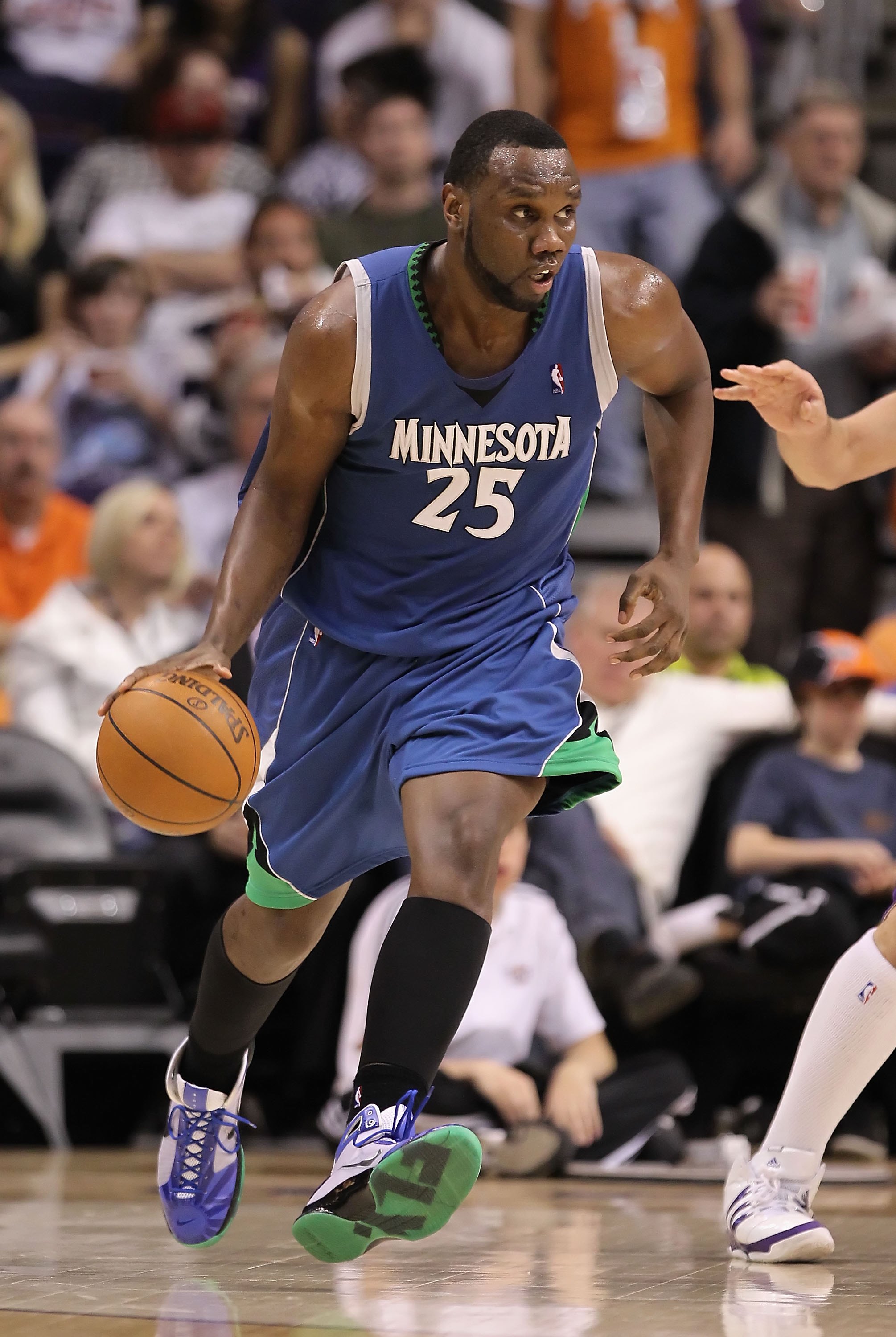 PHOENIX - MARCH 16:  Al Jefferson #25 of the Minnesota Timberwolves handles the ball during the NBA game against the Phoenix Suns at US Airways Center on March 16, 2010 in Phoenix, Arizona. The Suns defeated the Timberwolves 152-114.  NOTE TO USER: User e