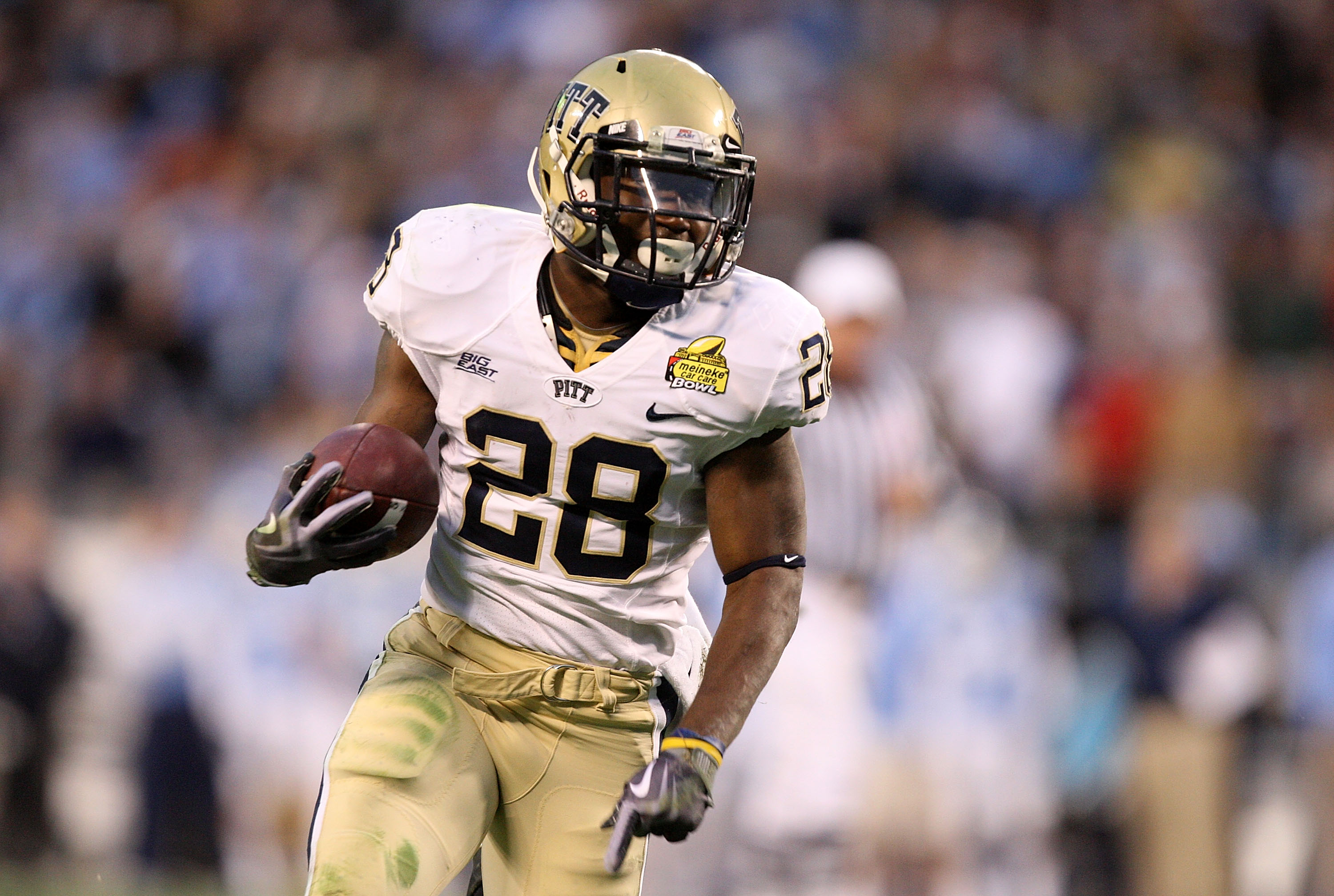 CHARLOTTE, NC - DECEMBER 26: Dion Lewis #28 of the Pittsburgh Panthers runs with the ball against the North Carolina Tar Heels during their game on December 26, 2009 in Charlotte, North Carolina. (Photo by Streeter Lecka/Getty Images)