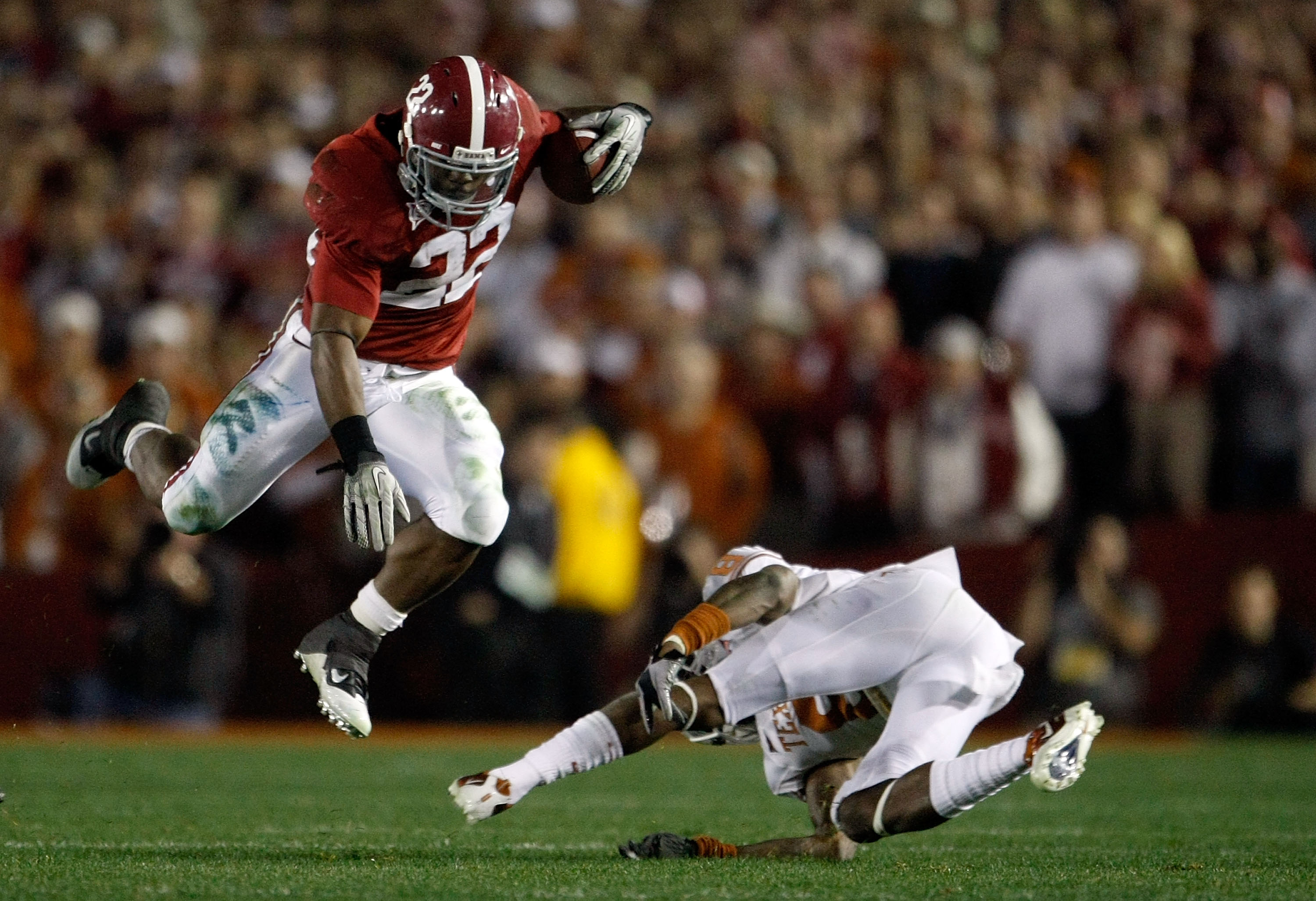 PASADENA, CA - JANUARY 07: Running back Mark Ingram #22 of the Alabama Crimson Tide runs with the ball against the Texas Longhorns during the Citi BCS National Championship game at the Rose Bowl on January 7, 2010 in Pasadena, California. (Photo by Jeff