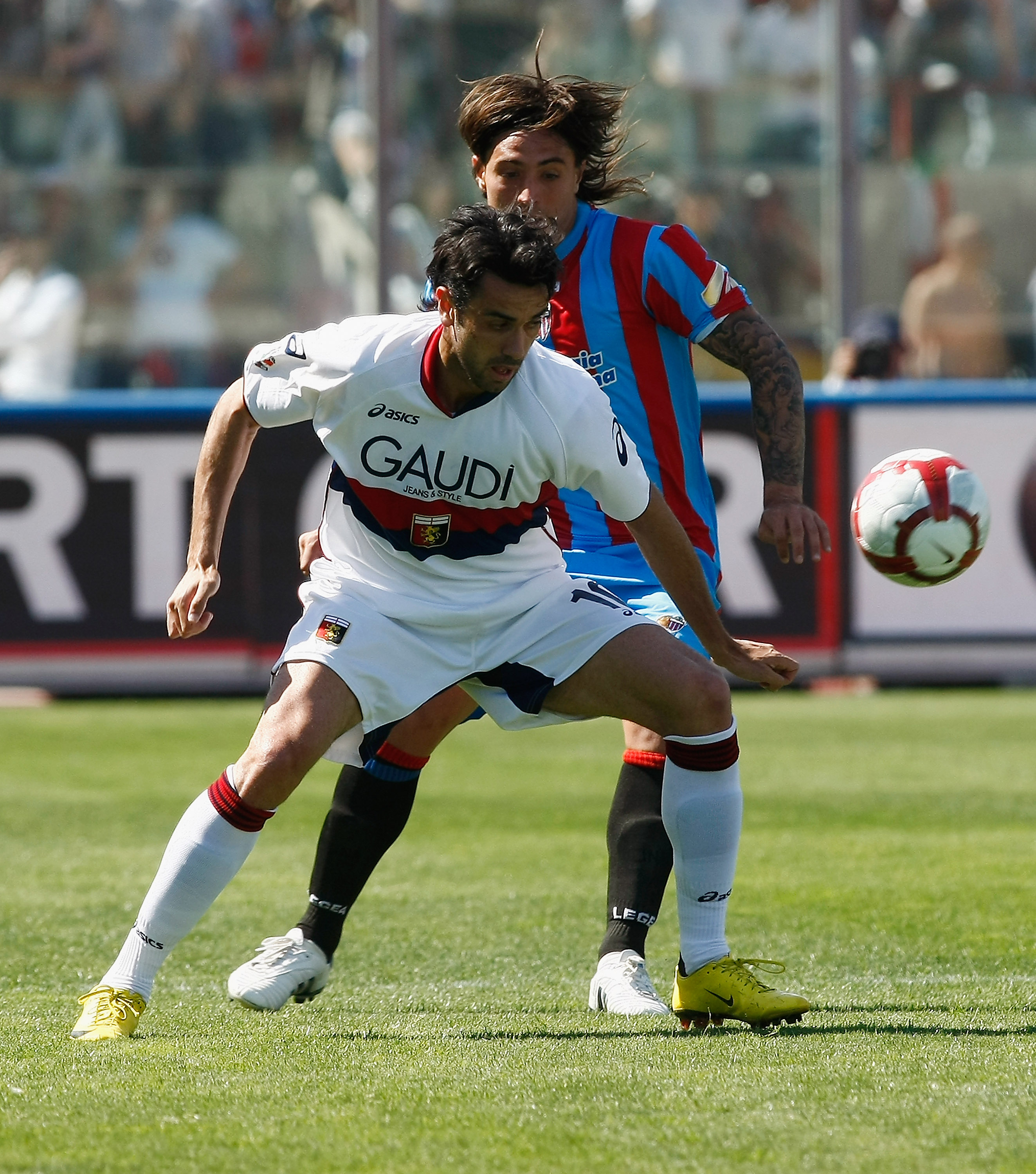 Miguel Veloso of Genoa CFC controls the ball during the Serie A