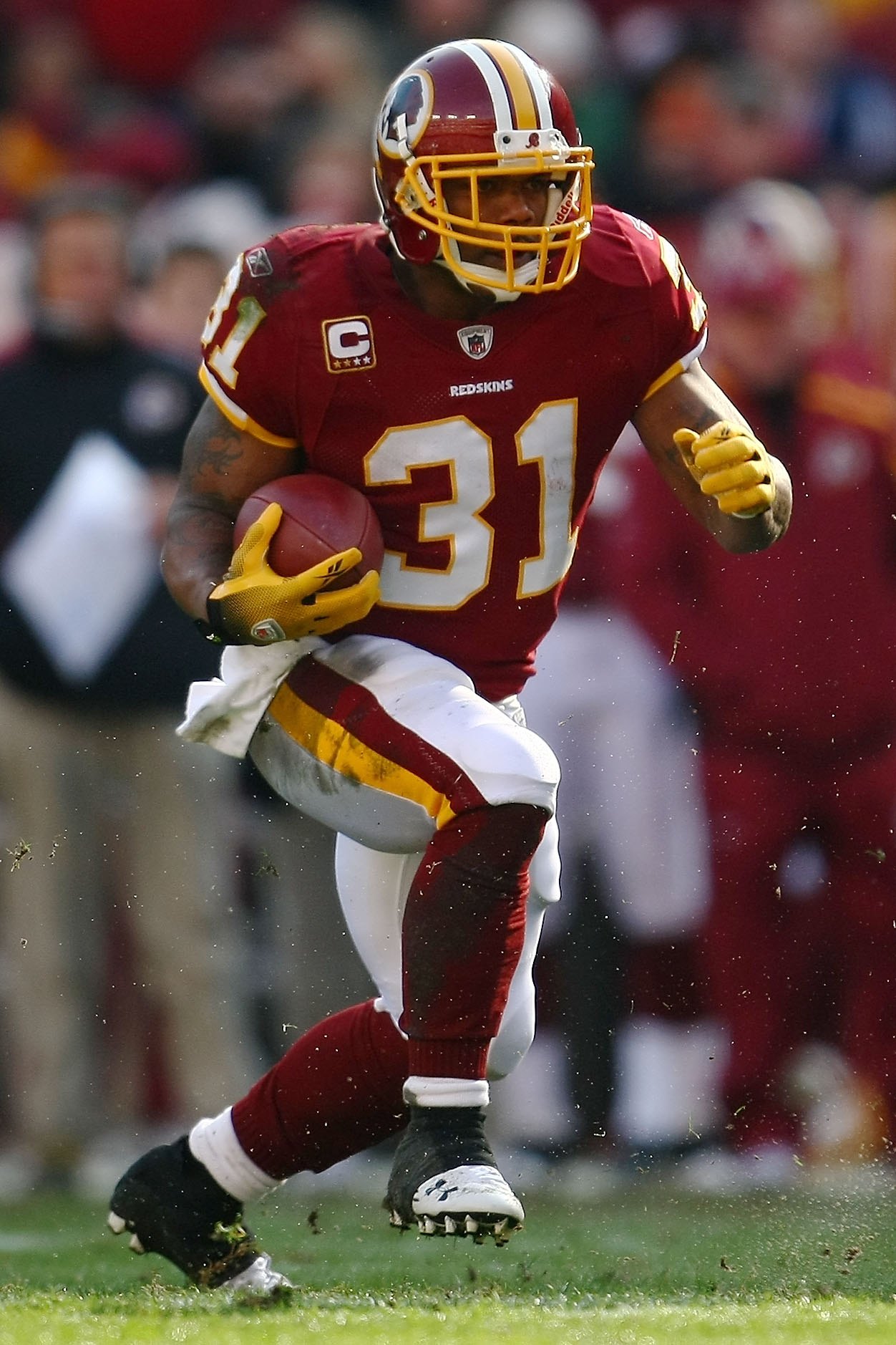 LANDOVER, MD - DECEMBER 06:  Rock Cartwright #31 of the Washington Redskins makes a break against the New Orleans Saints on December 6, 2009 at FedExField in Landover, Maryland.  (Photo by Chris McGrath/Getty Images)