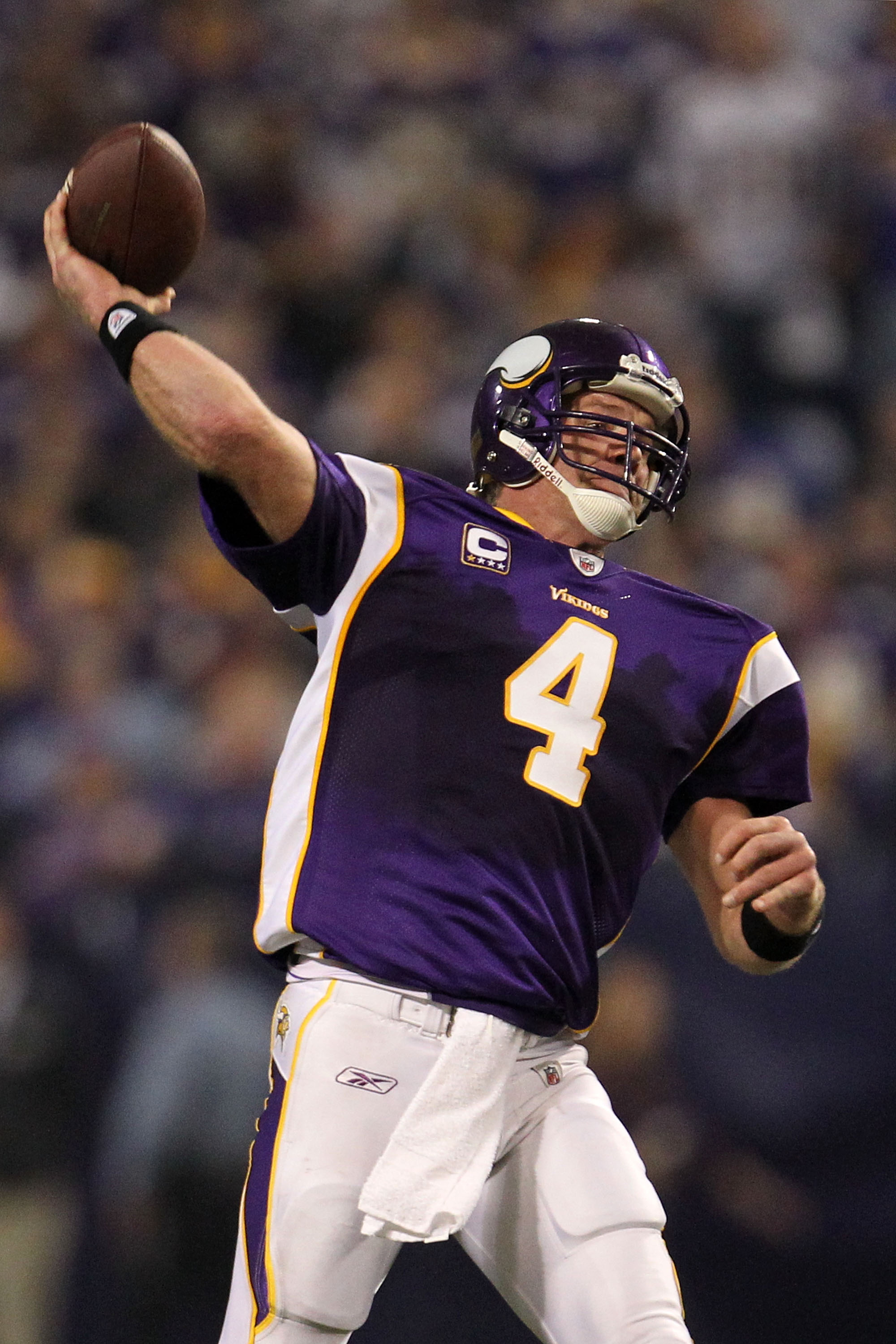 GB throws Brett Favre 'welcome home' party, retire No. 4 at