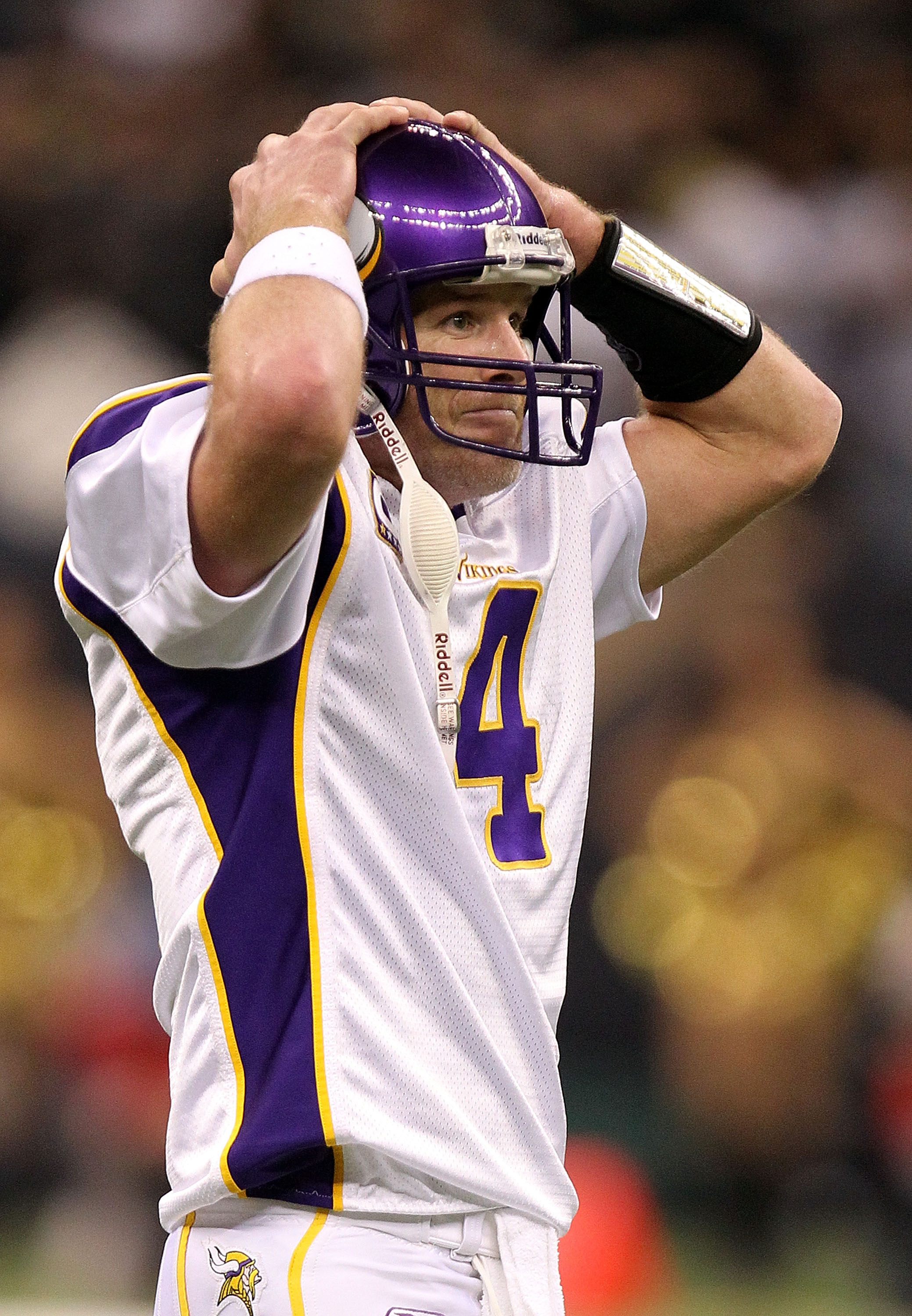 Minnesota Vikings Brett Favre reacts after a play in week 5 of the