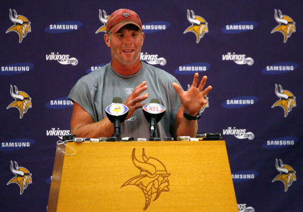 Favre unretires, signs with Vikings – The Morning Sun