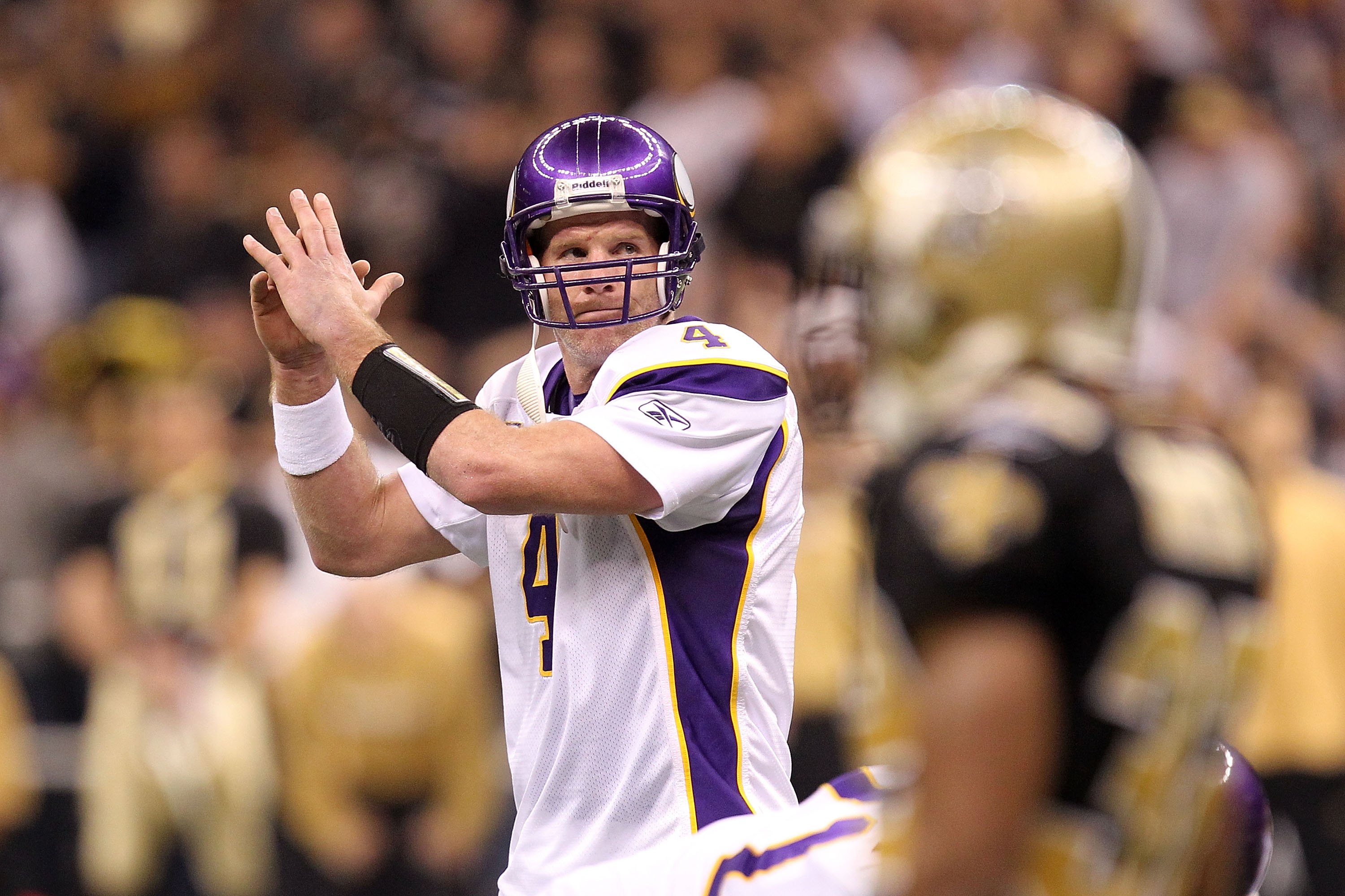 Photo: Minnesota Vikings quarterback Brett Favre reacts after throwing his  500th career touchdown pass at New Meadowlands Stadium in New Jersey -  NYP20101011113 