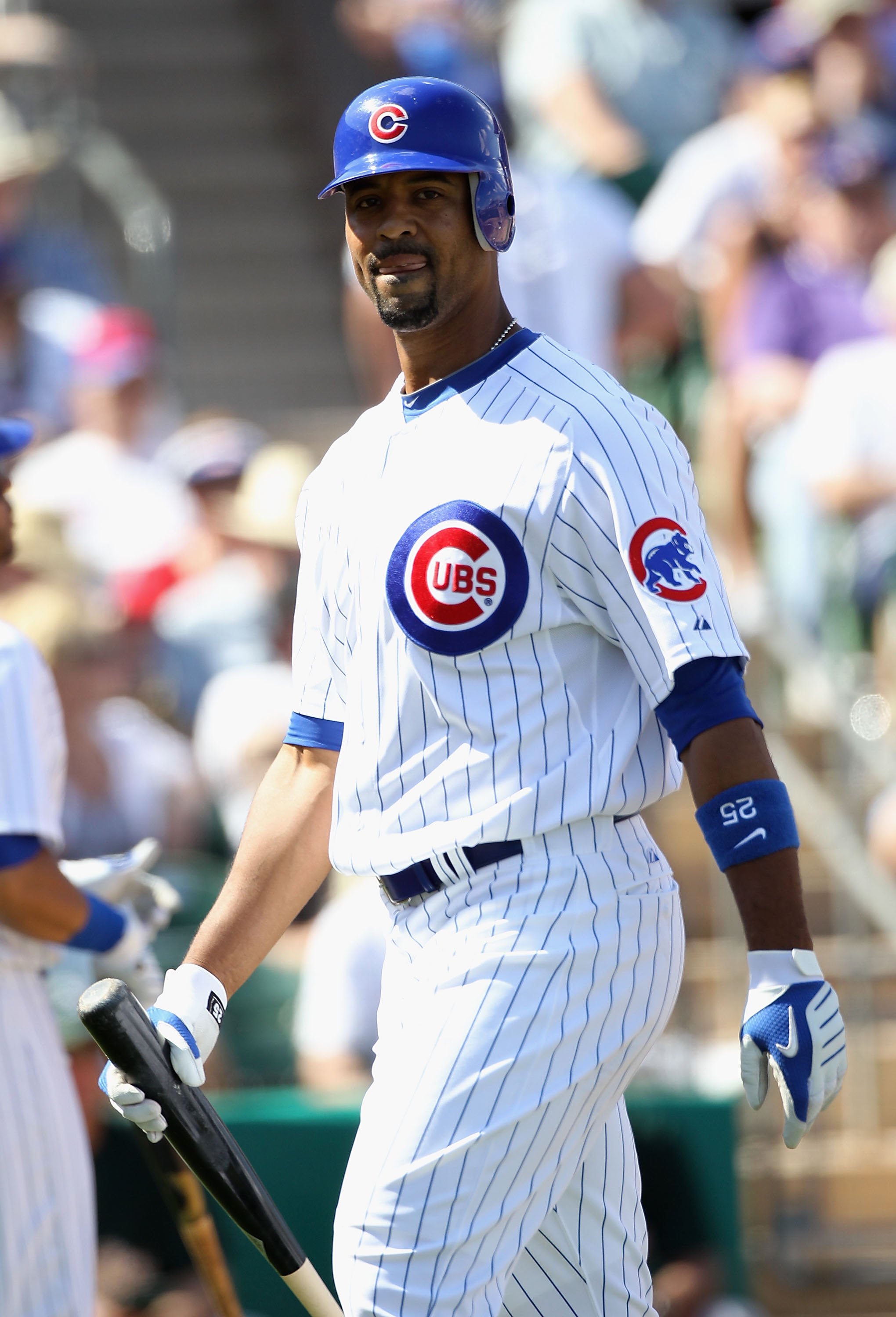 MESA, AZ - MARCH 04:  Derrek Lee #25 of the Chicago Cubs walks to the dugout during the MLB spring training game against the Oakland Athletics at HoHoKam Park on March 4, 2009 in Mesa, Arizona.  The Cubs defeated the A's 9-3.  (Photo by Christian Petersen