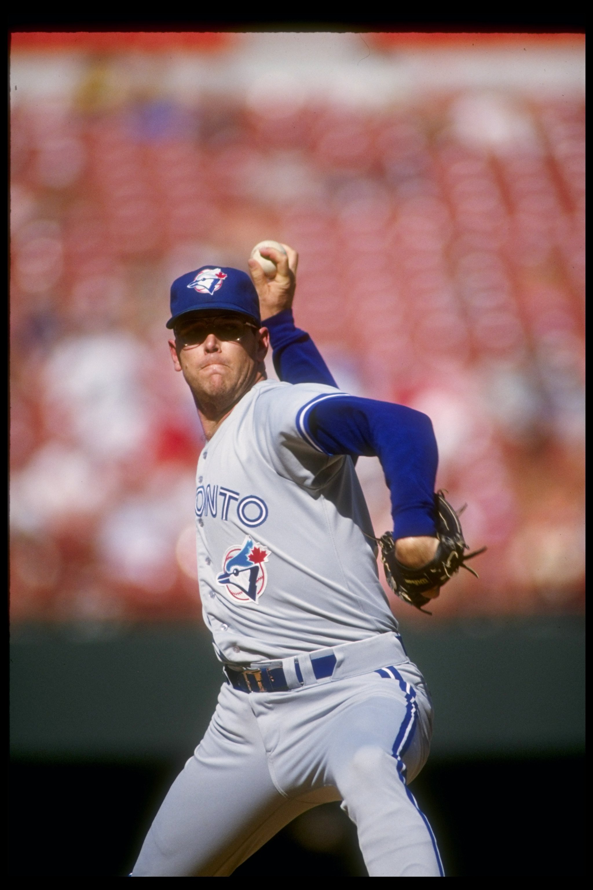1990:  Pitcher Tom Henke of the Toronto Blue Jays throws a pitch during a game. Mandatory Credit: Stephen Dunn  /Allsport