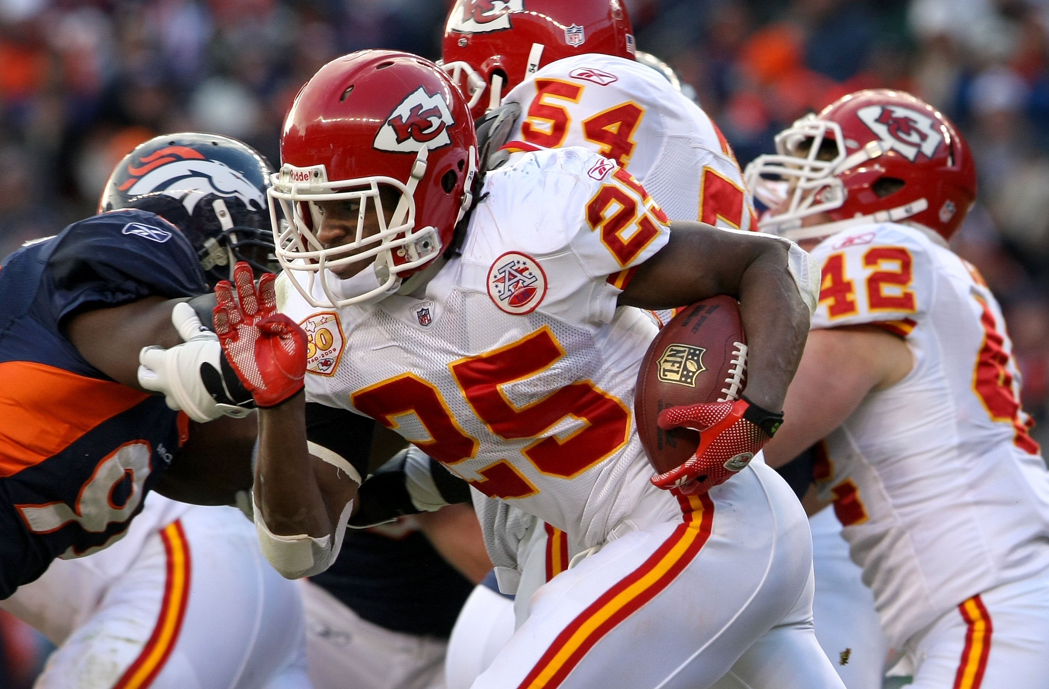 DENVER - JANUARY 03: Jamaal Charles #25 of the Kansas City Chiefs rushes against the Denver Broncos at Invesco Field at Mile High on January 3, 2010 in Denver, Colorado. (Photo by Doug Pensinger/Getty Images)