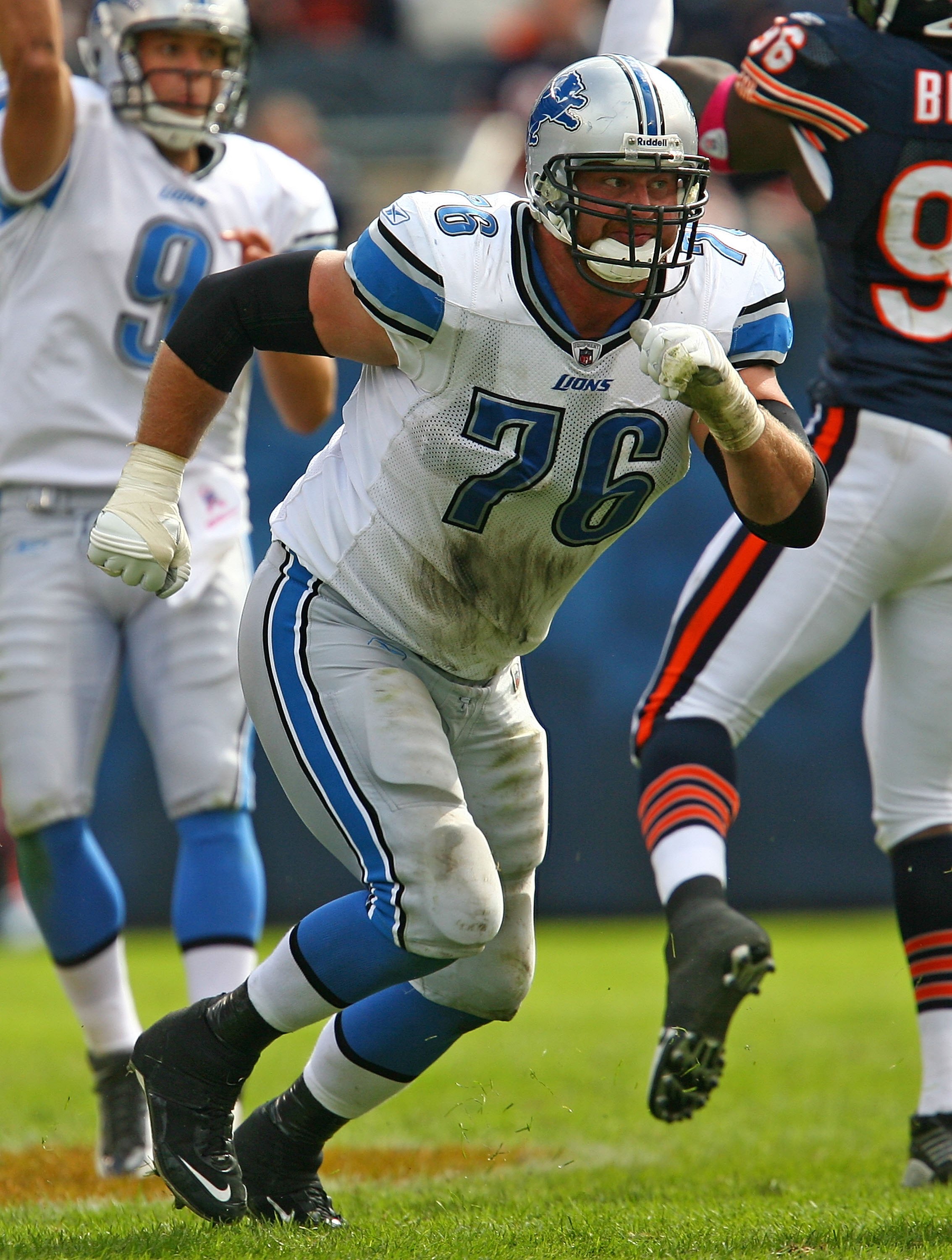 CHICAGO - OCTOBER 04: Jeff Backus #76 of the Detroit Lions moves to block against the Chicago Bears on October 4, 2009 at Soldier Field in Chicago, Illinois. The Bears defeated the Lions 48-24. (Photo by Jonathan Daniel/Getty Images)