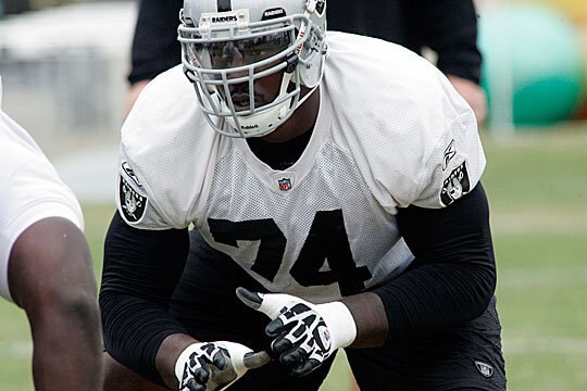 Bruce Campbell goes through offensive line drills at training camp.