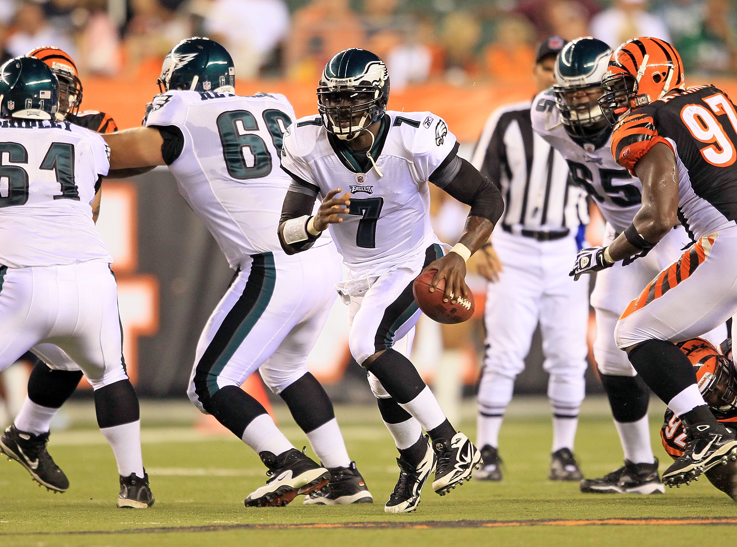 Michael Vick of the Philadelphia Eagles rushes during a game against  Philadelphia  eagles cheerleaders, Philadelphia eagles football, Michael vick