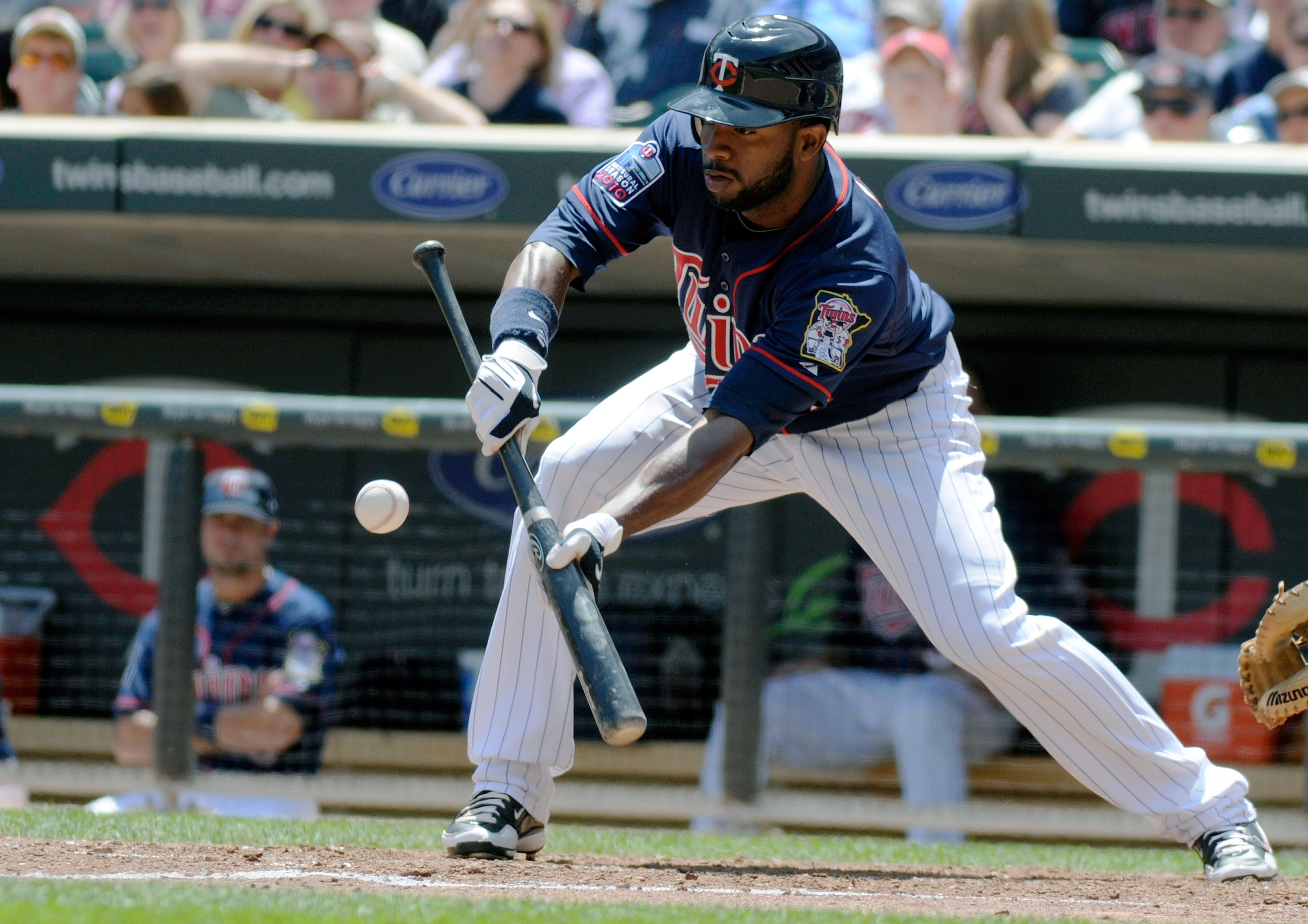 MINNEAPOLIS, MN - JUNE 30: Denard Span #2 of the Minnesota Twins lays down a sacrifice bunt in the fifth inning against the Detroit Tigers during their game on June 30, 2010 at Target Field in Minneapolis, Minnesota. (Photo by Hannah Foslien /Getty Images