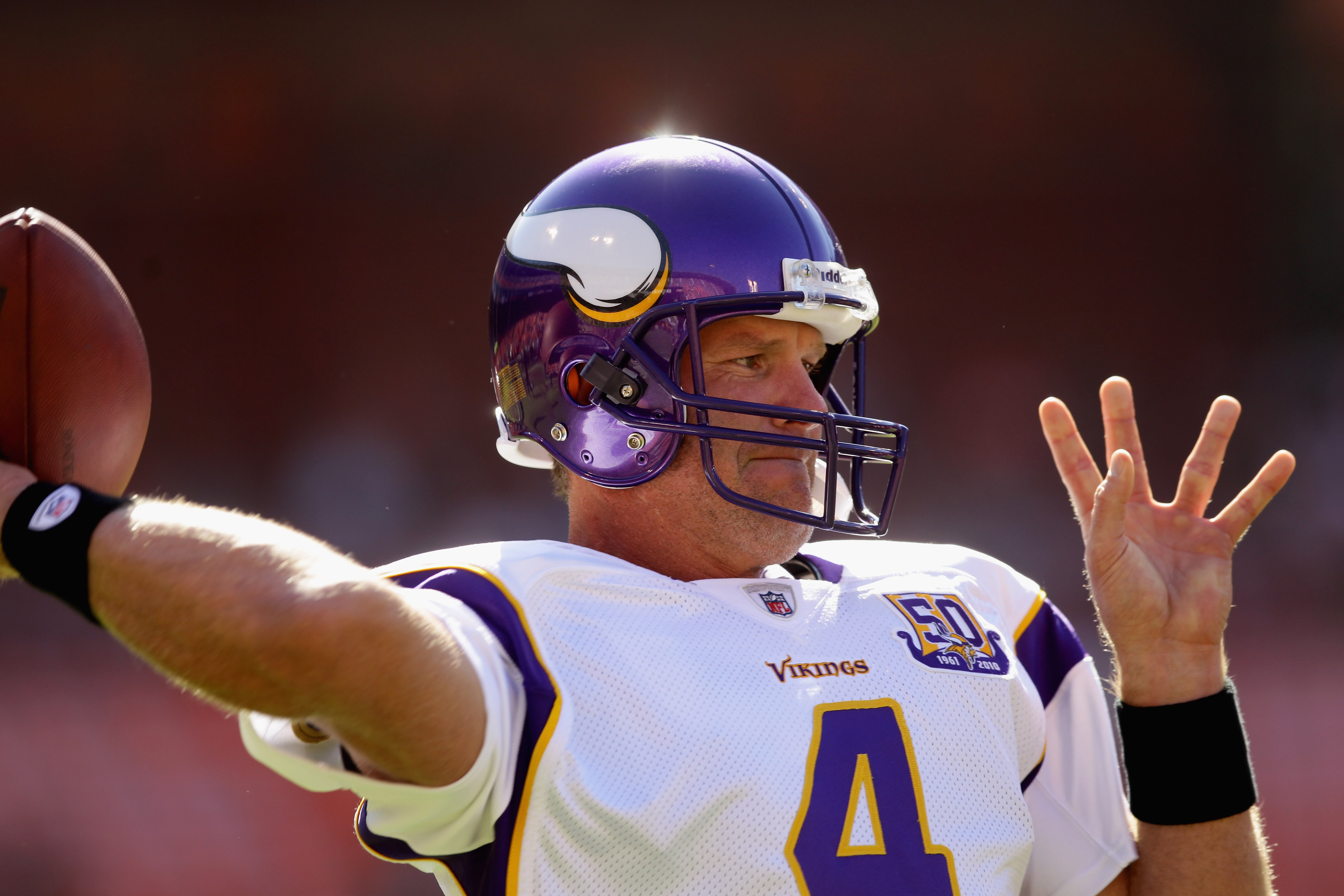 Vikings pondering Favre's future