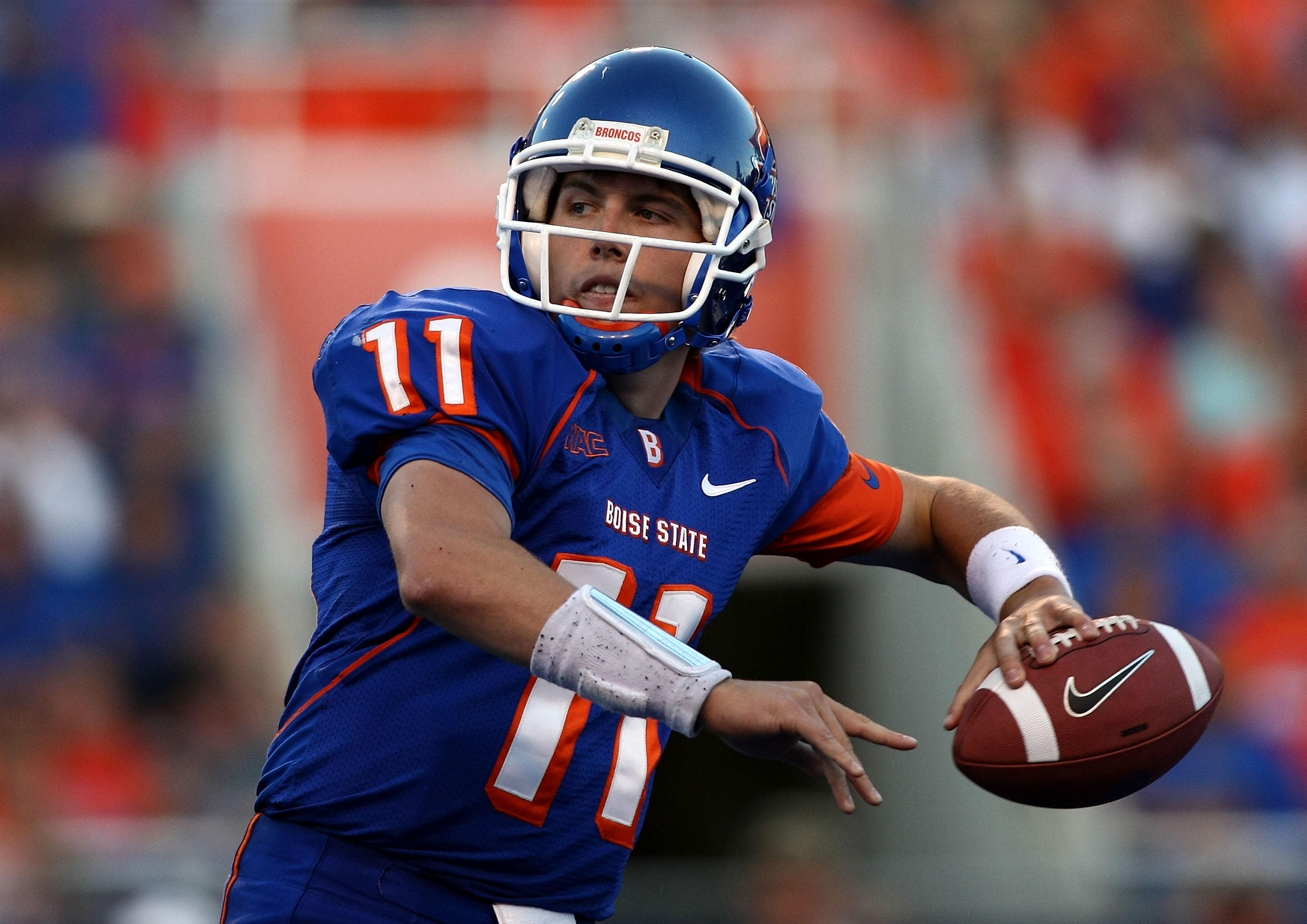 BOISE , ID - SEPTEMBER 13: Kellen Moore #11 of the Boise State Broncos throws the ball against the Bowling Green Falcons at Bronco Stadium on September 13, 2008 in Boise, Idaho. (Photo by Jonathan Ferrey/Getty Images)