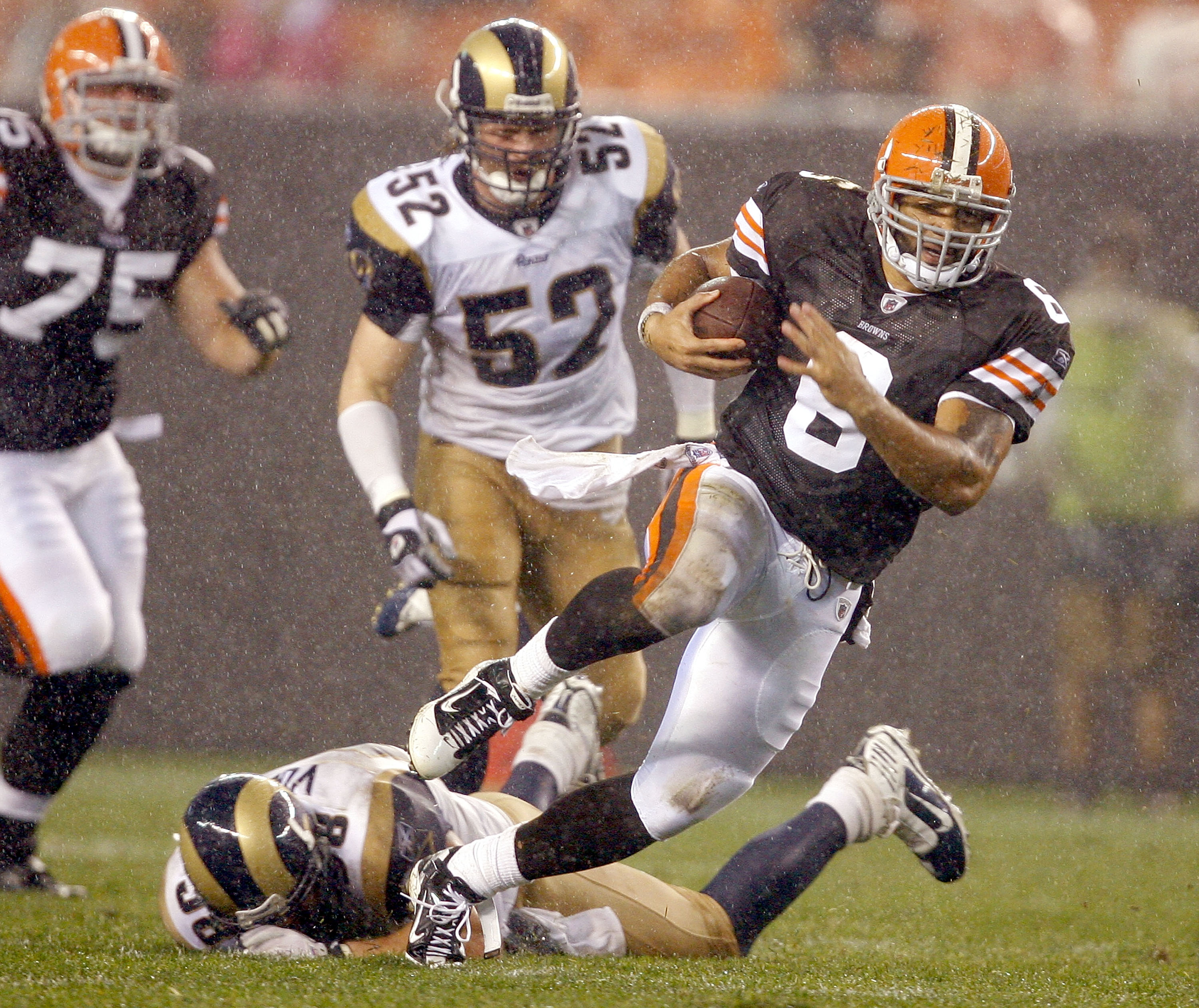 CLEVELAND - AUGUST 21:  Seneca Wallace #6 of the Cleveland Browns runs by David Vobora #58 of the St. Louis Rams at Cleveland Browns Stadium on August 21, 2010 in Cleveland, Ohio.  (Photo by Matt Sullivan/Getty Images)