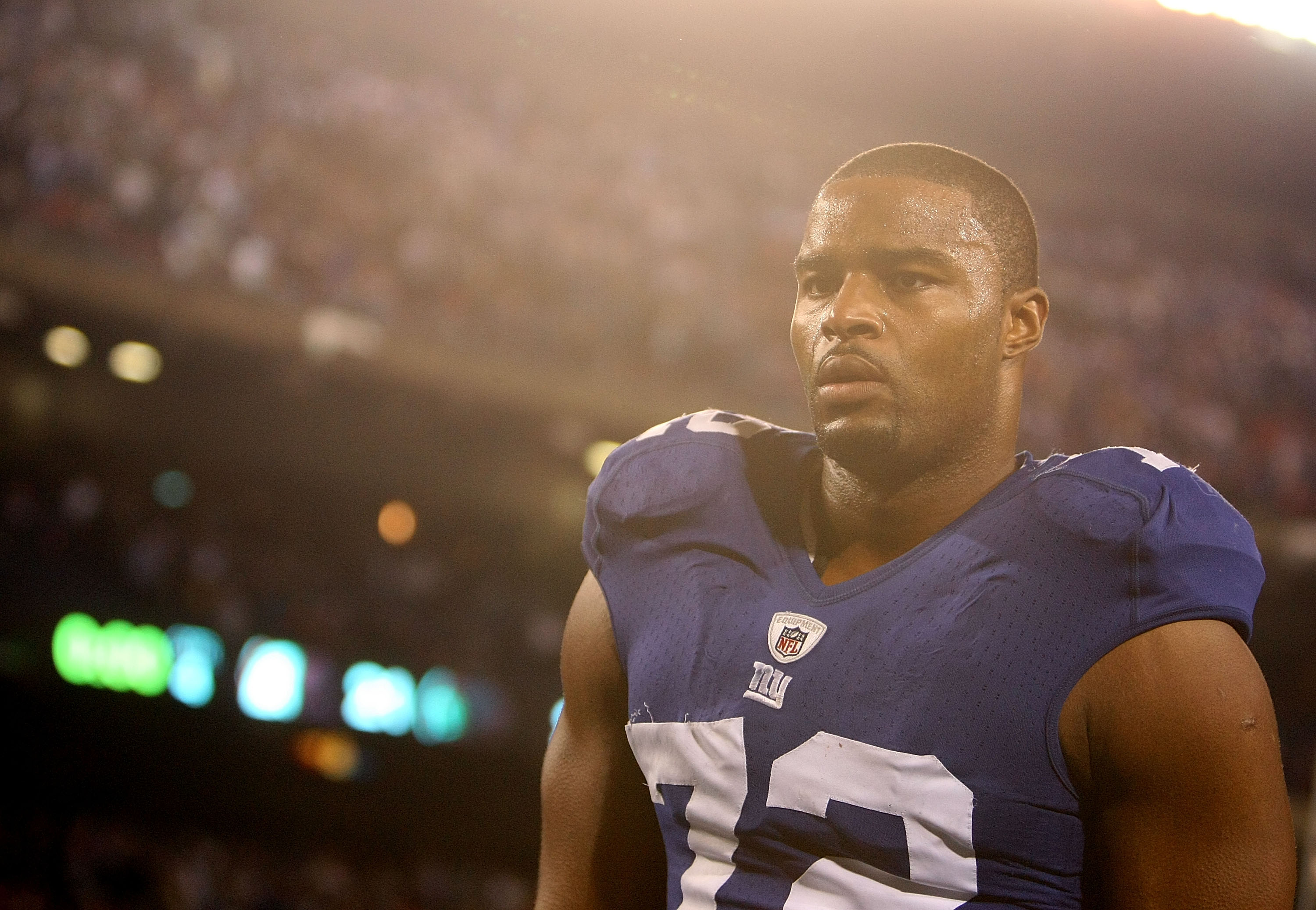 EAST RUTHERFORD, NJ - NOVEMBER 08: Osi Umenyiora #72 of the New York Giants leaves the field after a loss to  the San Diego Chargers at Giants Stadium on November 8, 2009 in East Rutherford, New Jersey.  (Photo by Nick Laham/Getty Images)