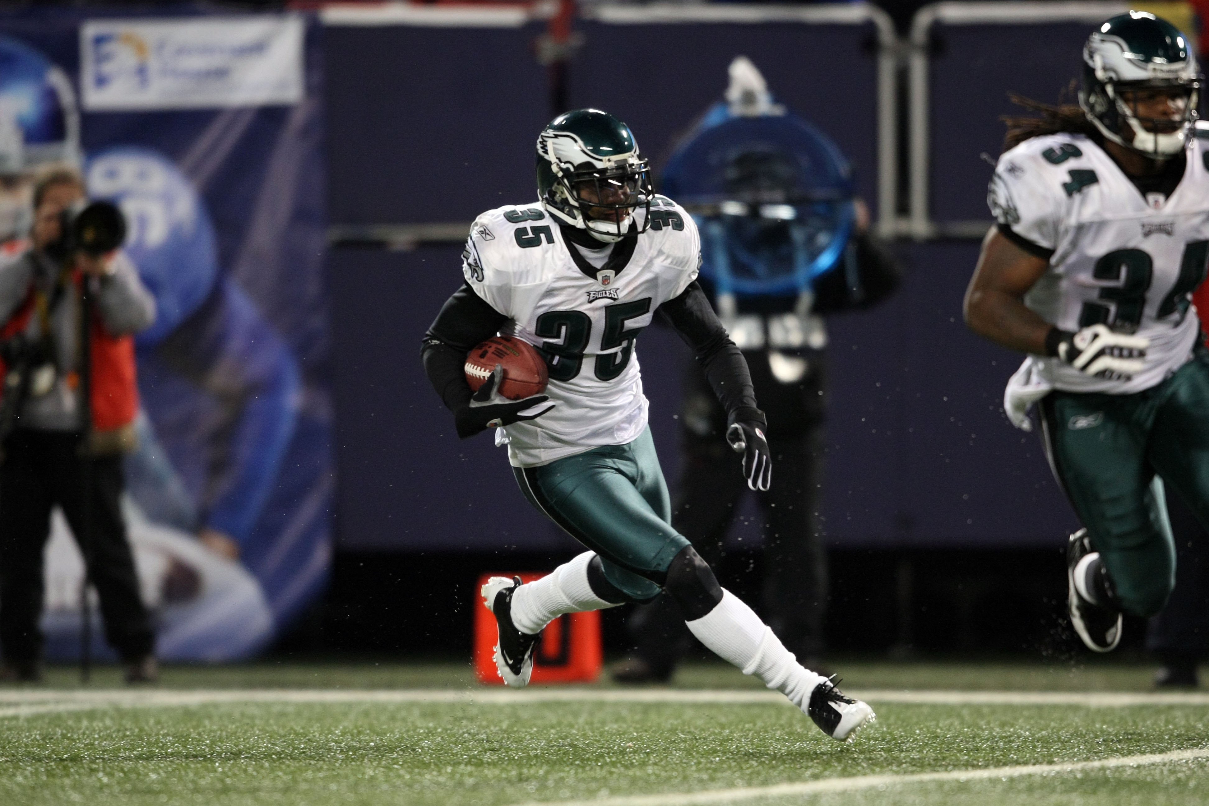 EAST RUTHERFORD, NJ - DECEMBER 13:  Macho Harris #35 of the Philadelphia Eagles runs the ball against the New York Giants at Giants Stadium on December 13, 2009 in East Rutherford, New Jersey.  (Photo by Nick Laham/Getty Images)