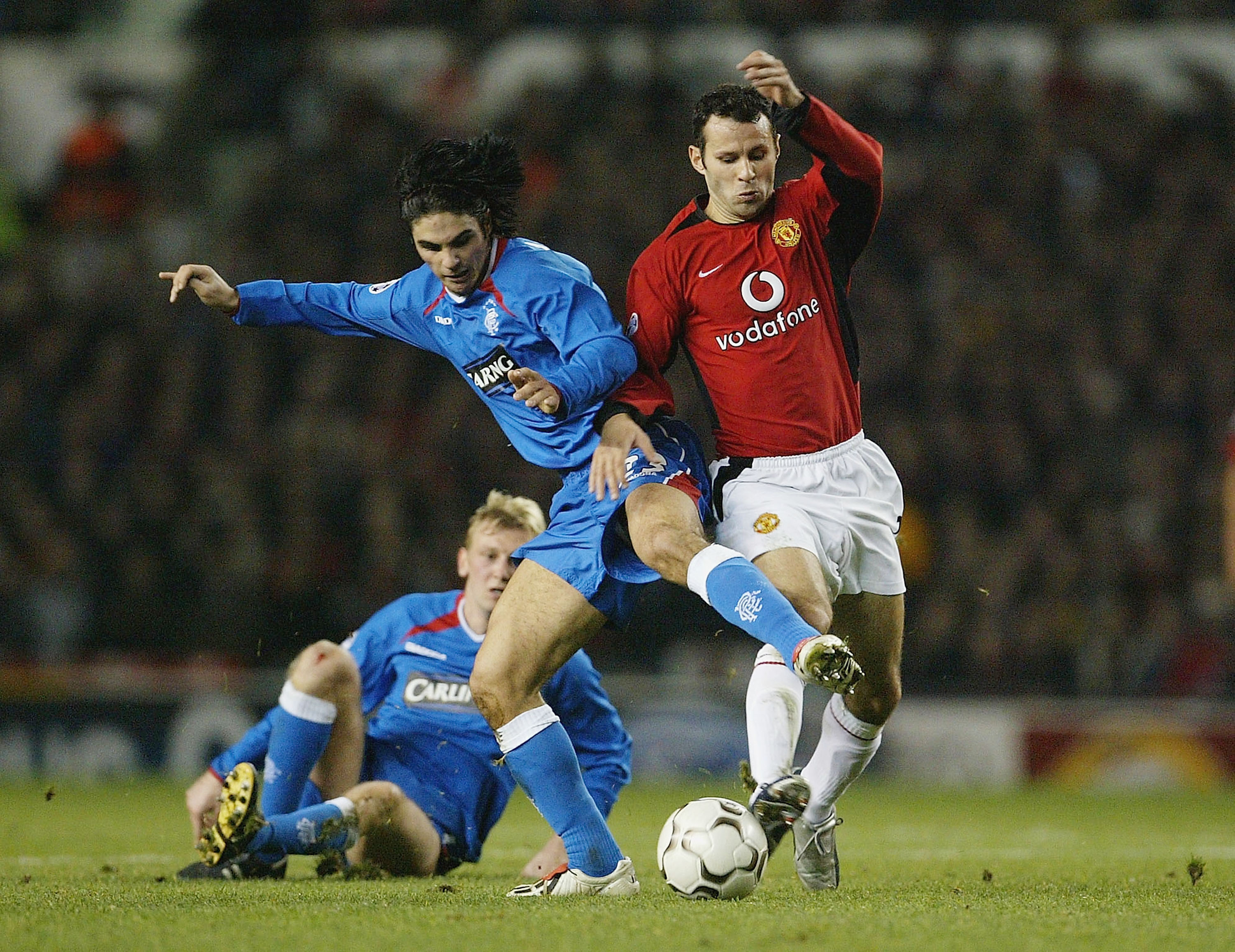 MANCHESTER, ENGLAND - NOVEMBER 4:  Ryan Giggs of Manchester United battles with Mikel Arteta of Rangers during the UEFA Champions League match between Manchester United and Rangers at Old Trafford on November 4, 2003 in Manchester, England. (Photo by Laur