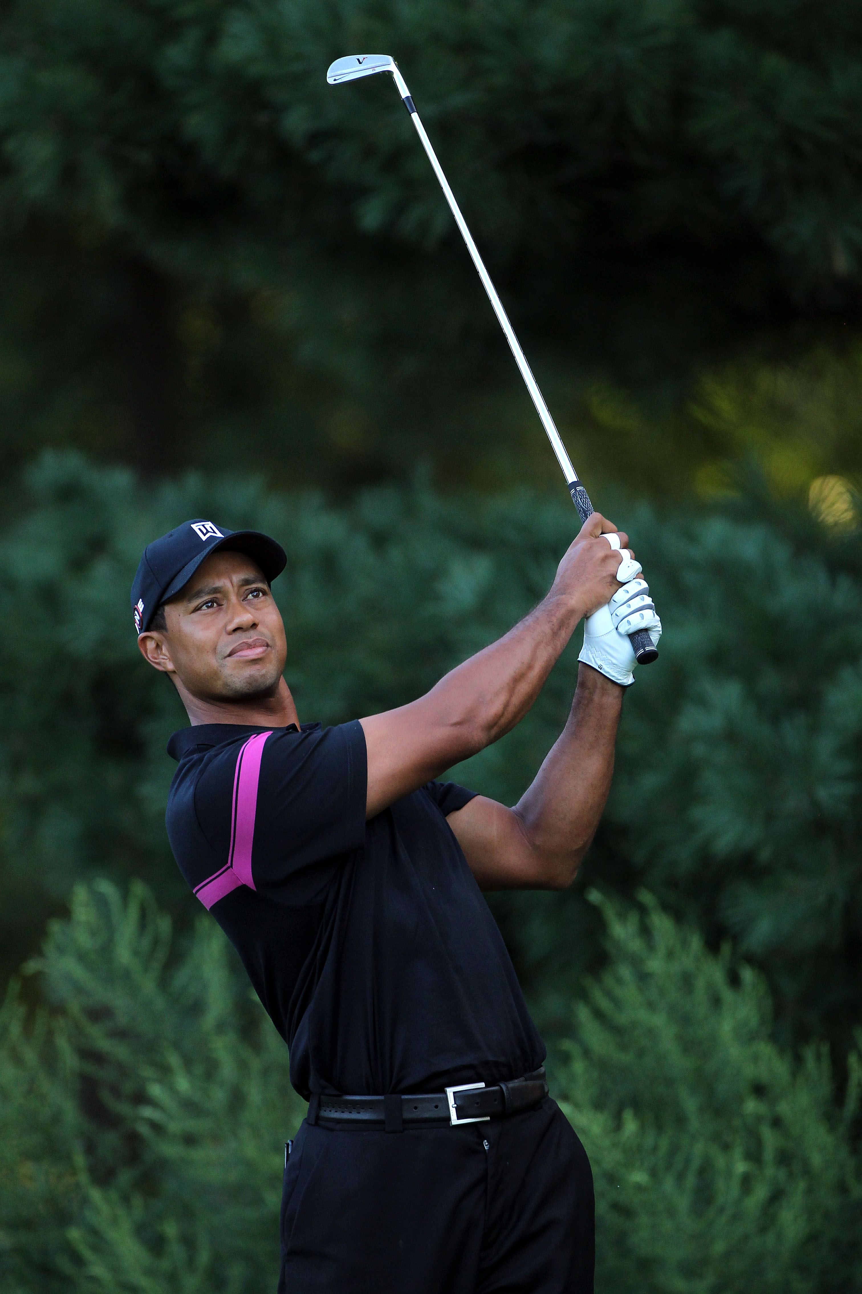 PARAMUS, NJ - AUGUST 26:  Tiger Woods watches his tee shot on the second hole during the first round of The Barclays at the Ridgewood Country Club on August 26, 2010 in Paramus, New Jersey.  (Photo by Hunter Martin/Getty Images)