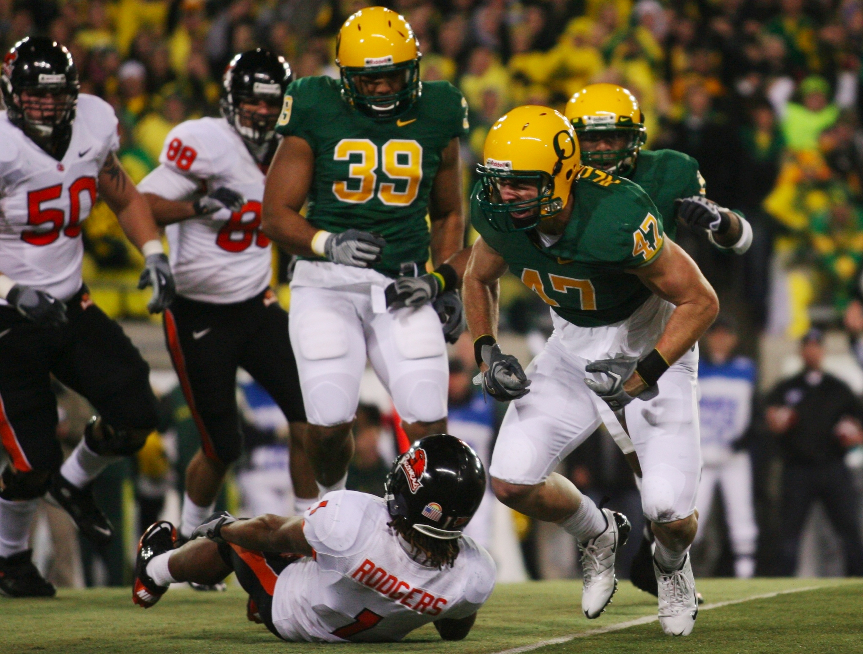 EUGENE,OR - DECEMBER 03:  Kiko Alonso #47 of the Oregon Ducks celebrates tackling Jacquizz Rodgers #1 of the Oregon State Beavers during the second quarter of the game at Autzen Stadium on December 3, 2009 in Eugene, Oregon.  (Photo by Tom Hauck/Getty Ima