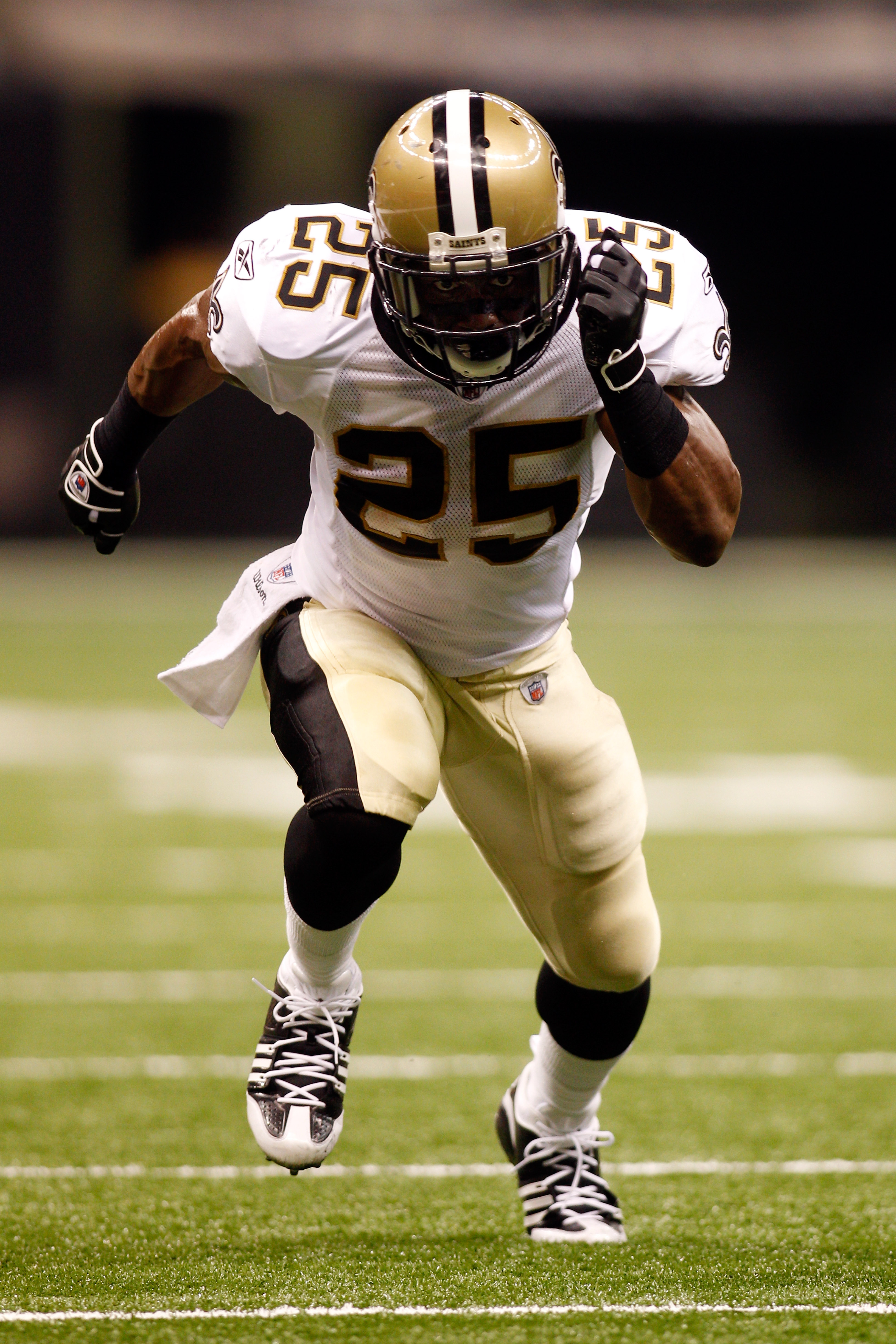 NEW ORLEANS - AUGUST 21:  Reggie Bush #25 of the New Orleans Saints in action against the Houston Texans at the Louisiana Superdome on August 21, 2010 in New Orleans, Louisiana.  (Photo by Chris Graythen/Getty Images)